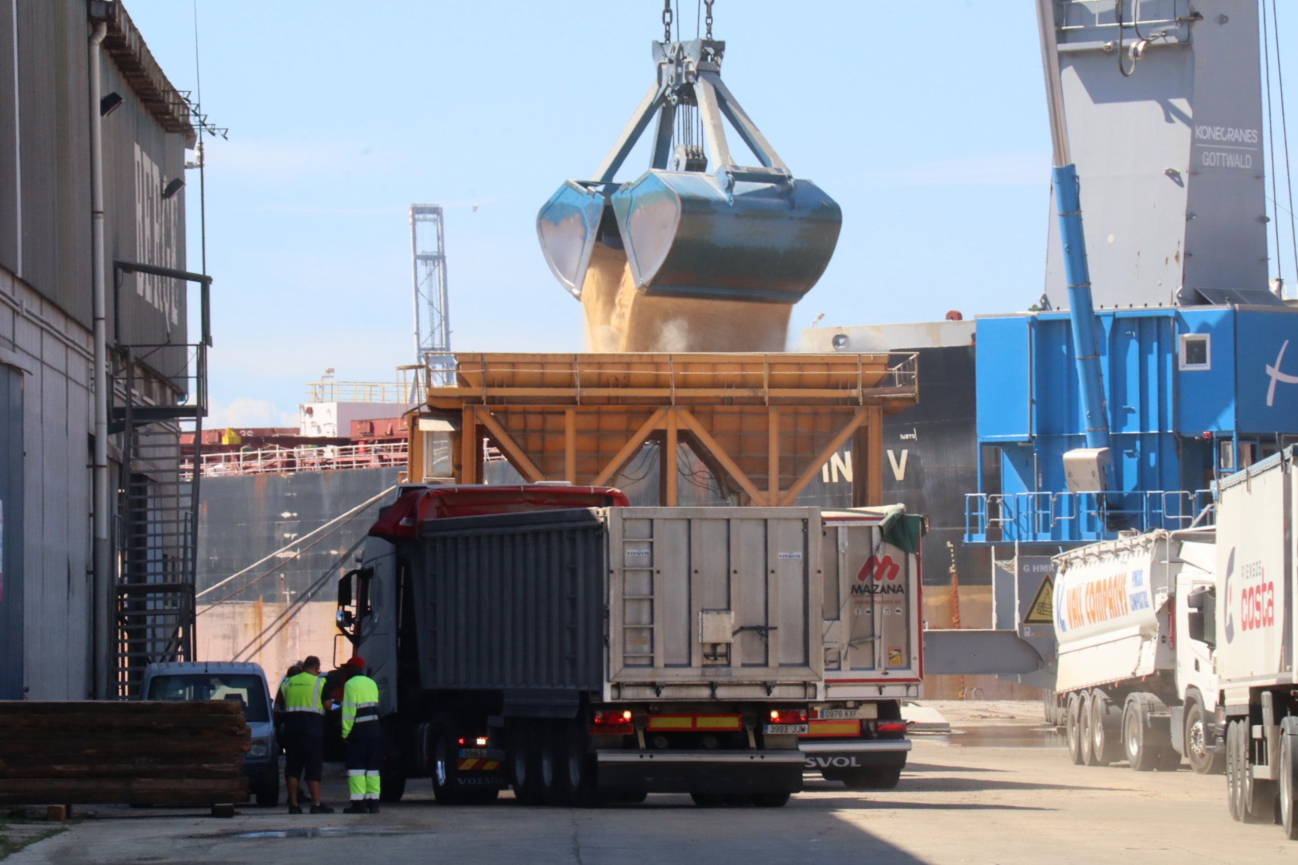 Imatge d'un moment de la descàrrega de cereals d'un vaixell al port de Tarragona / ACN