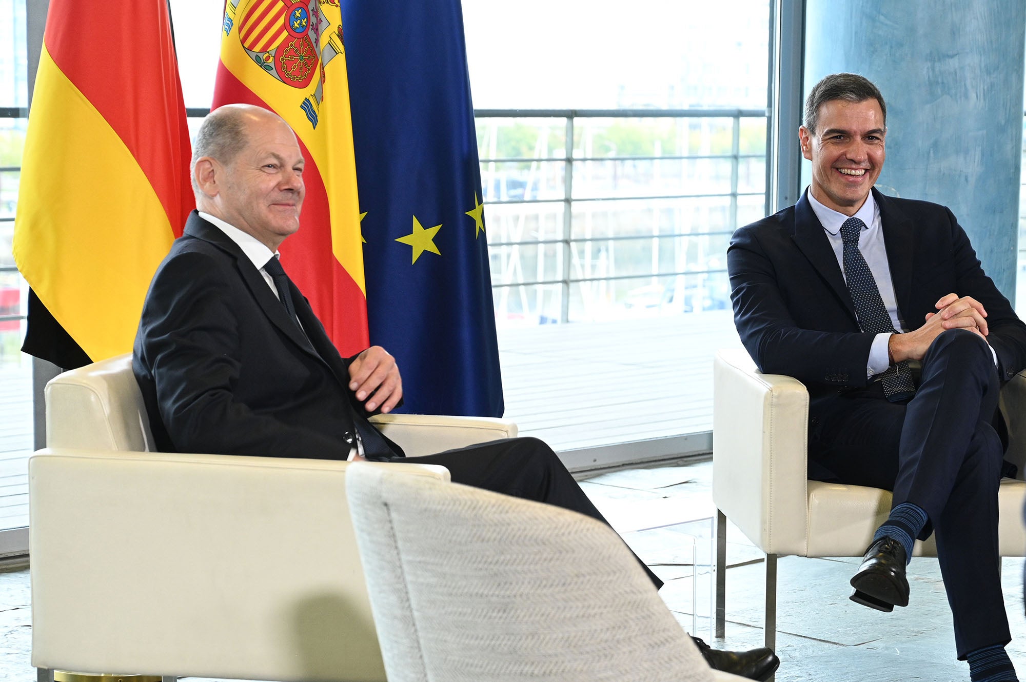 El canceller alemany, Olaf Scholz, assegut al costat del president del govern espanyol, Pedro Sánchez, durant la XXV cimera hispano-alemanya celebrada a Galícia / ACN