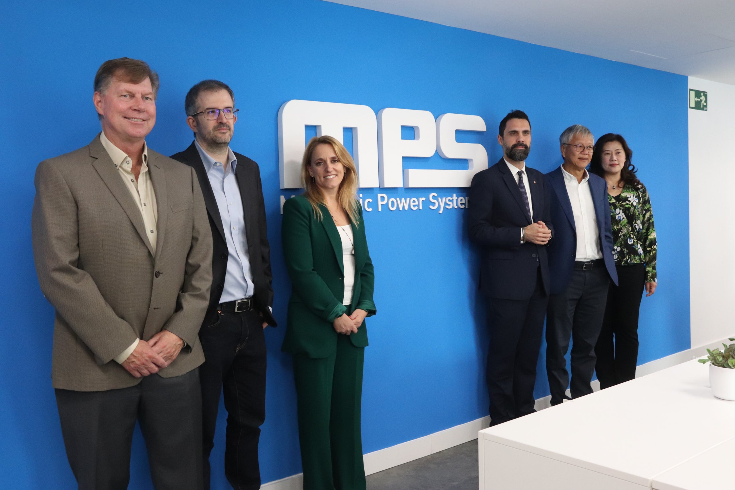 La consellera d'Economia, Natàlia Mas, i el conseller d'Empresa, Roger Torrent, amb els responsables de MPS / ACN