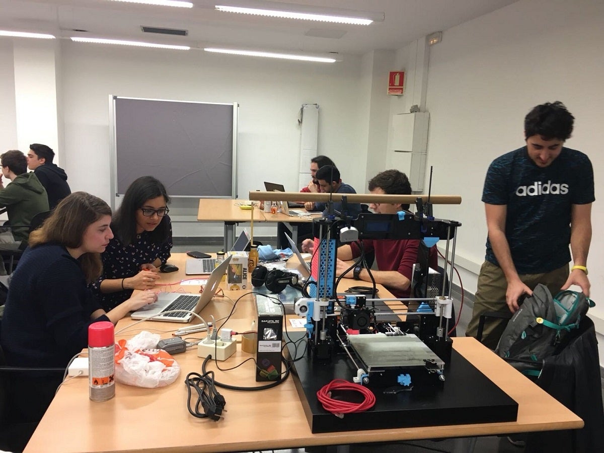 Un grup d'estudiants en una hackathon de Cátedras Telefónica / Cedida