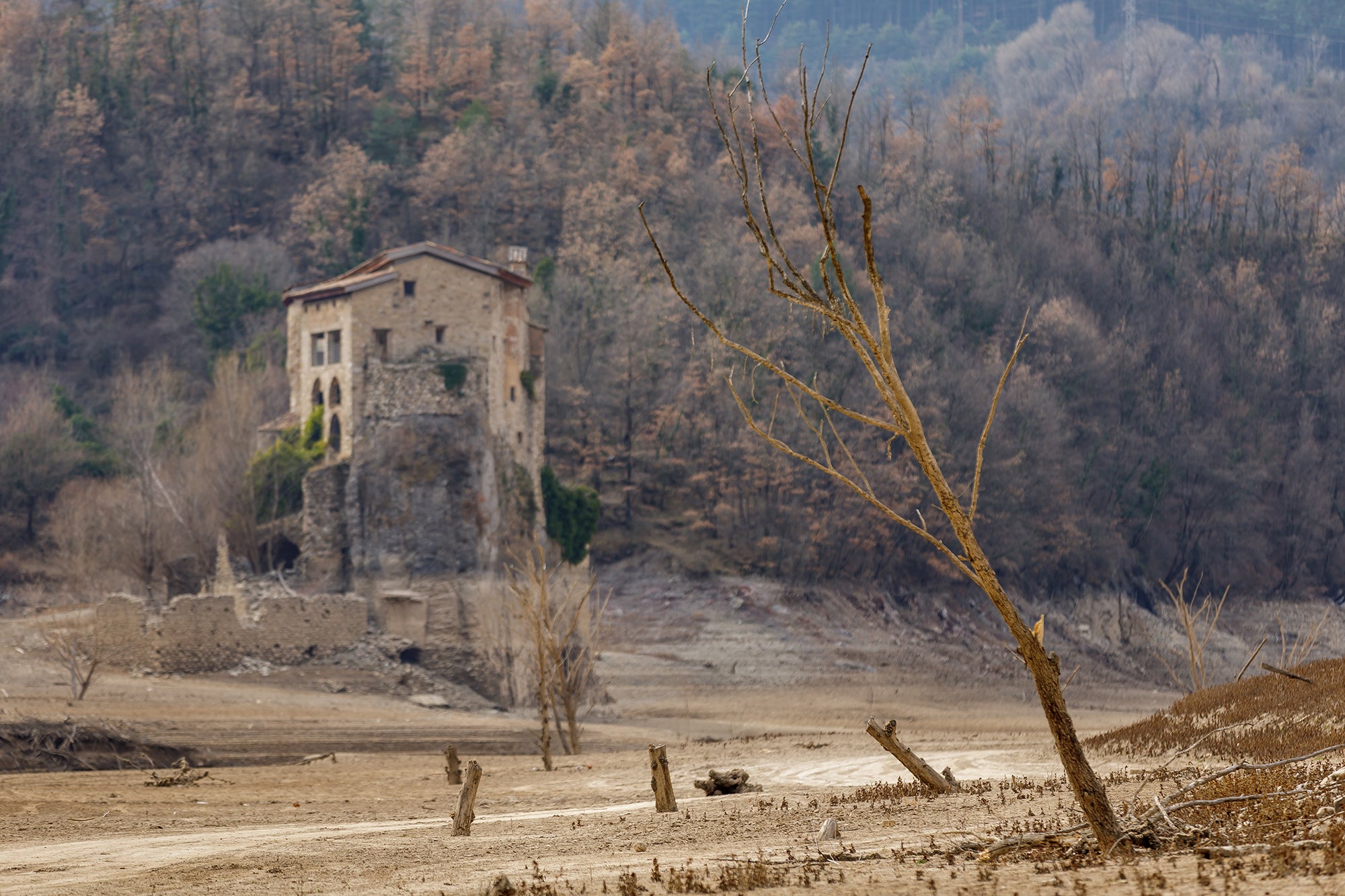 El pantà de la Baells (Berguedà) evidencia la manca de pluges dels darrers mesos / Aigües de Barcelona