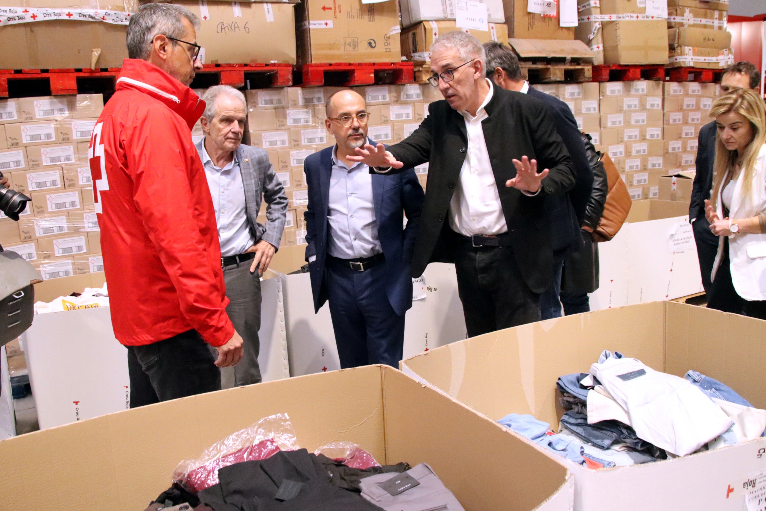 El nou conseller de Drets Socials, Carles Campuzano, durant la visita al centre humanitari de la Creu Roja a Sant Martí de Tous Data de publicació: divendres 04 de novembre del 2022, 18:21 Localització: Sant Martí de Tous Autor: Laura Busquets