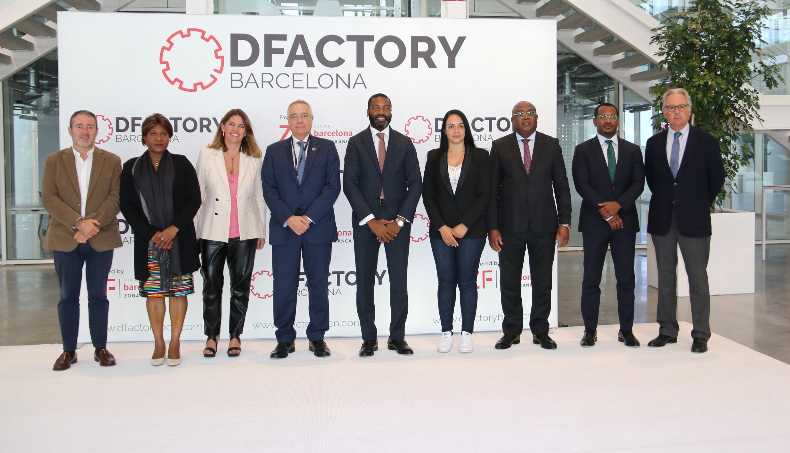 Pere Navarro i Blanca Sorigué amb la delegació de l'ambaixada d'Angola / CZFB