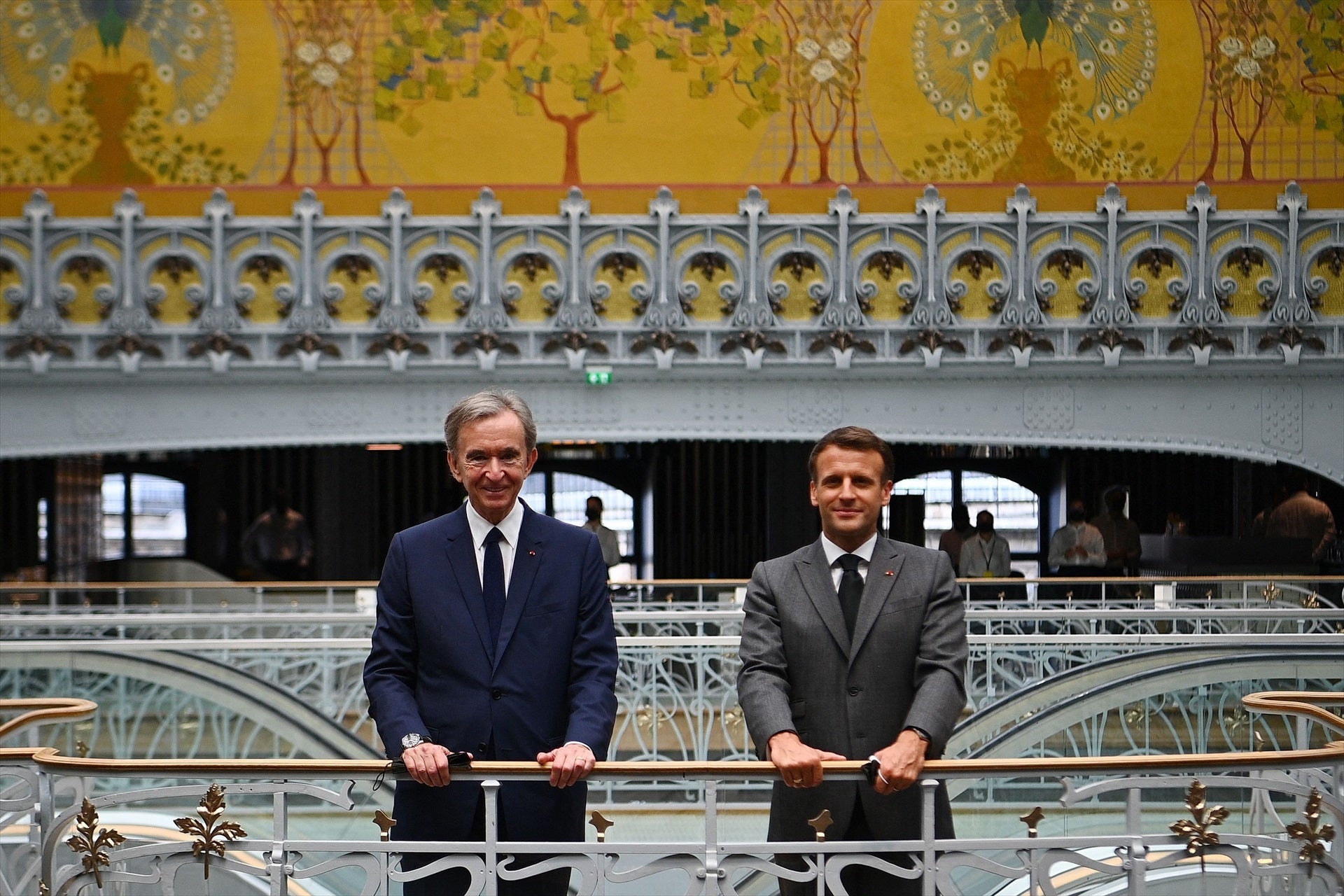 El CEO de LVMH i home més ric del planeta, Bernard Arnault, amb el president francès Emmanuel Macron / EP