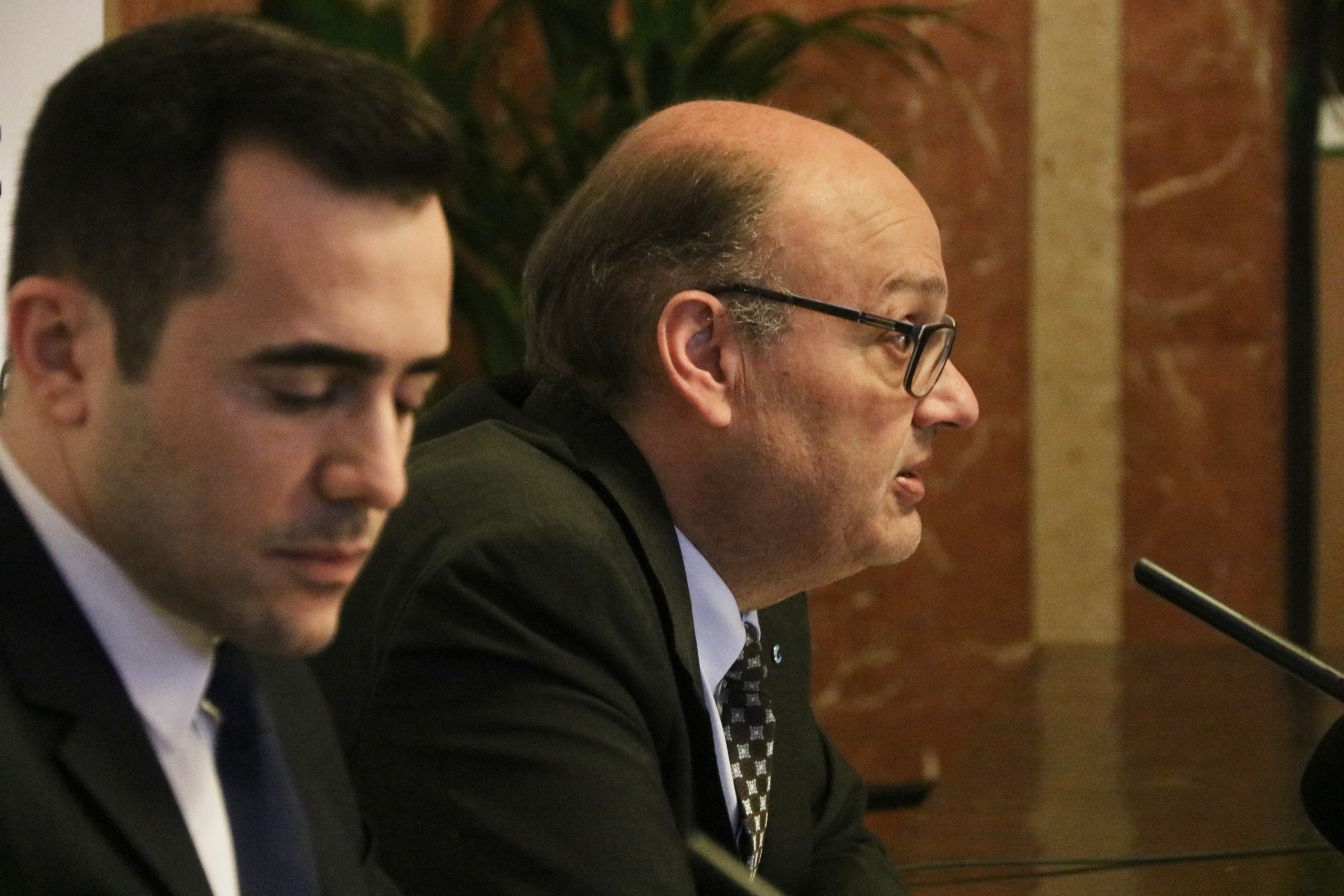 Oriol Alba i Xavier Panés, secretari general i president de Cecot, en la tradicional trobada d'inici d'any amb la premsa a la seu de la patronal / ACN