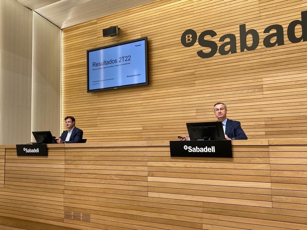 El conseller delegat del Banc Sabadell, César Gozález-Bueno, i el director financer del banc, Leopoldo Alvear / Banc Sabadell
