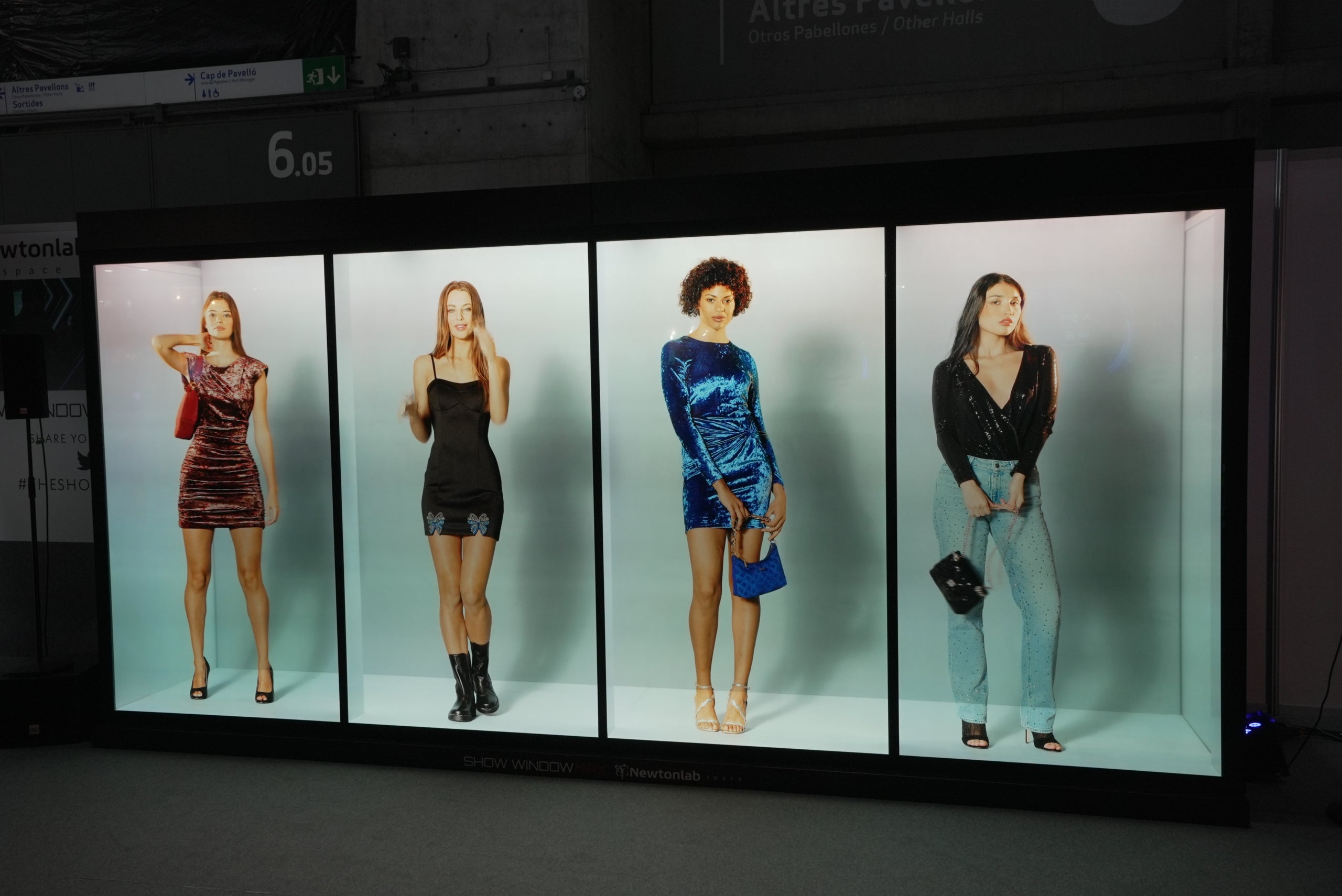 Quatre models a l'aparador hologràfic, en una exposició de retail de moda / Newtonlab