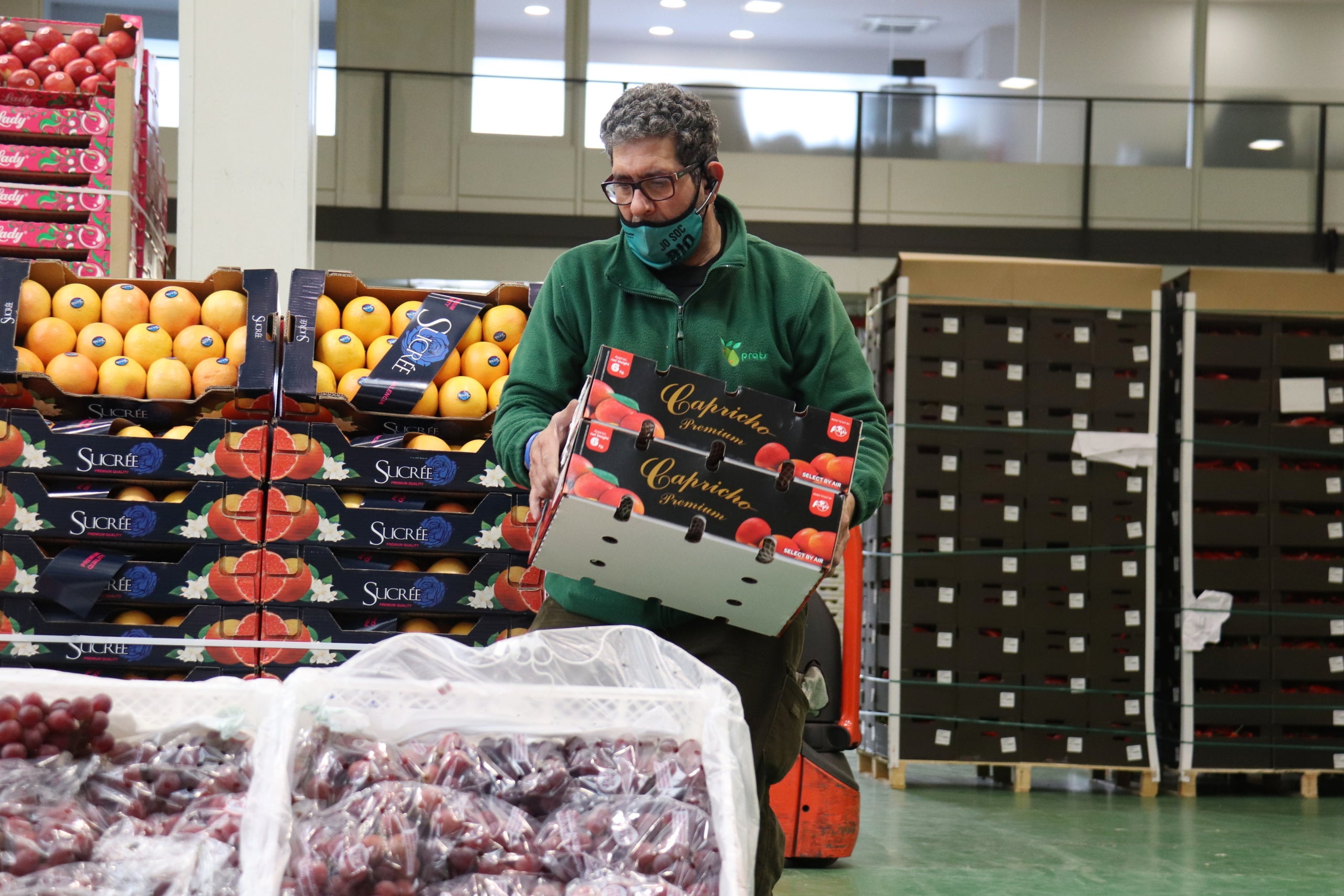 Un treballador de Mercabarna col·loca producte a una de les parades de fruites i verdures / ACN