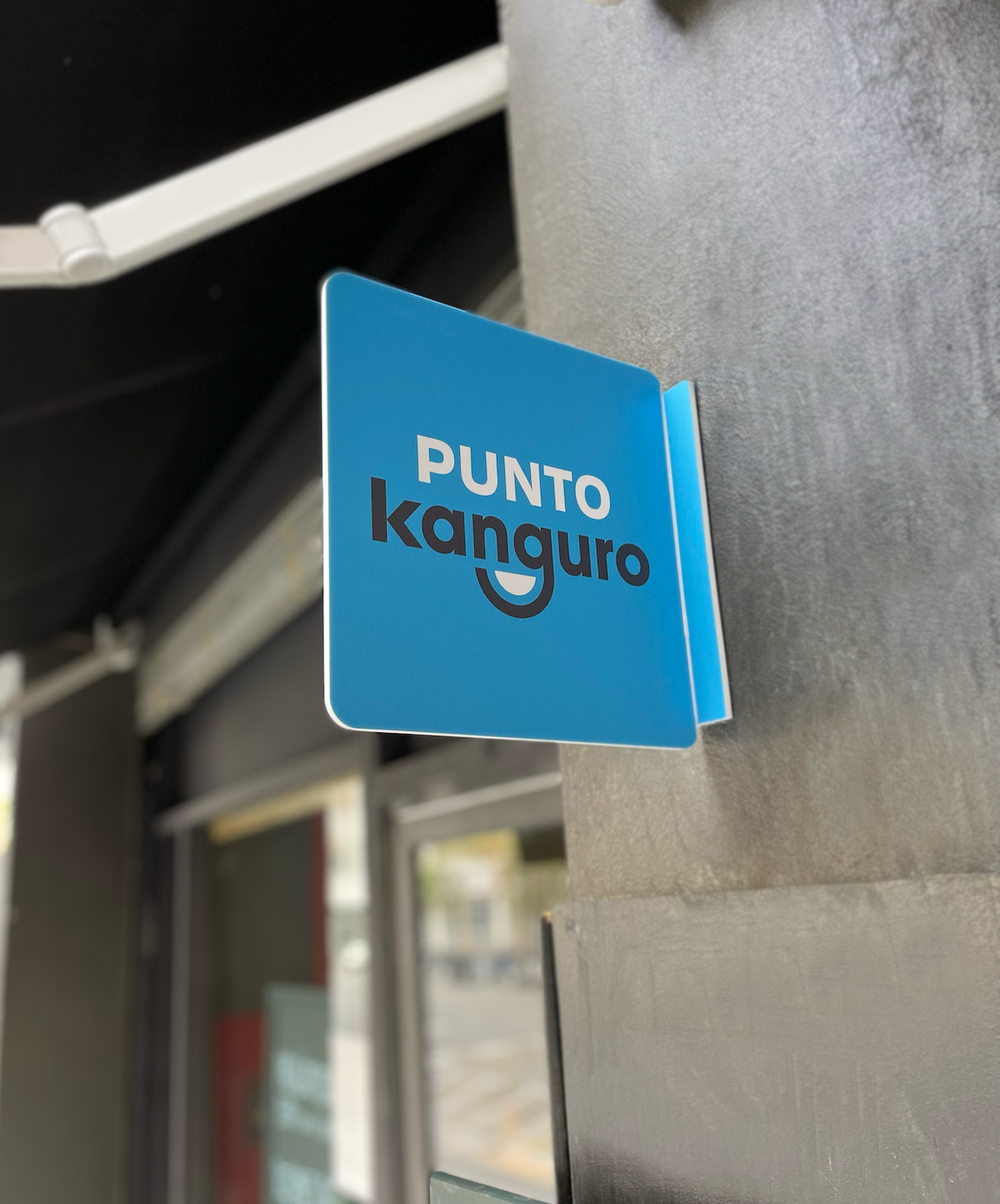 Un dels cartells dels comerços de proximitat que treballen amb Kanguro / Cedida