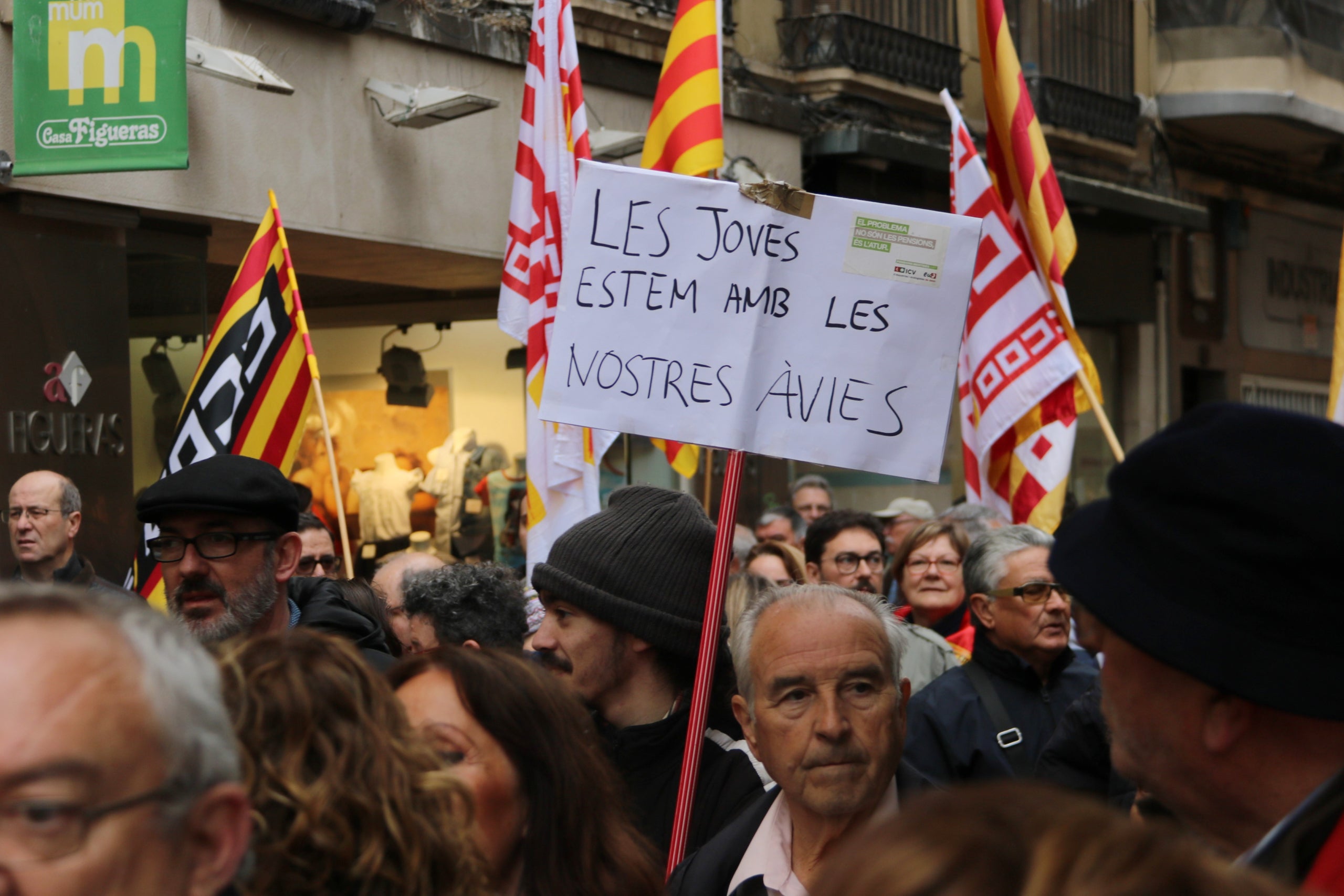 Un cartell on es llegeix 'les joves estem amb les nostres àvies' en una marxa en defensa de les pensions a Tarragona / ACN