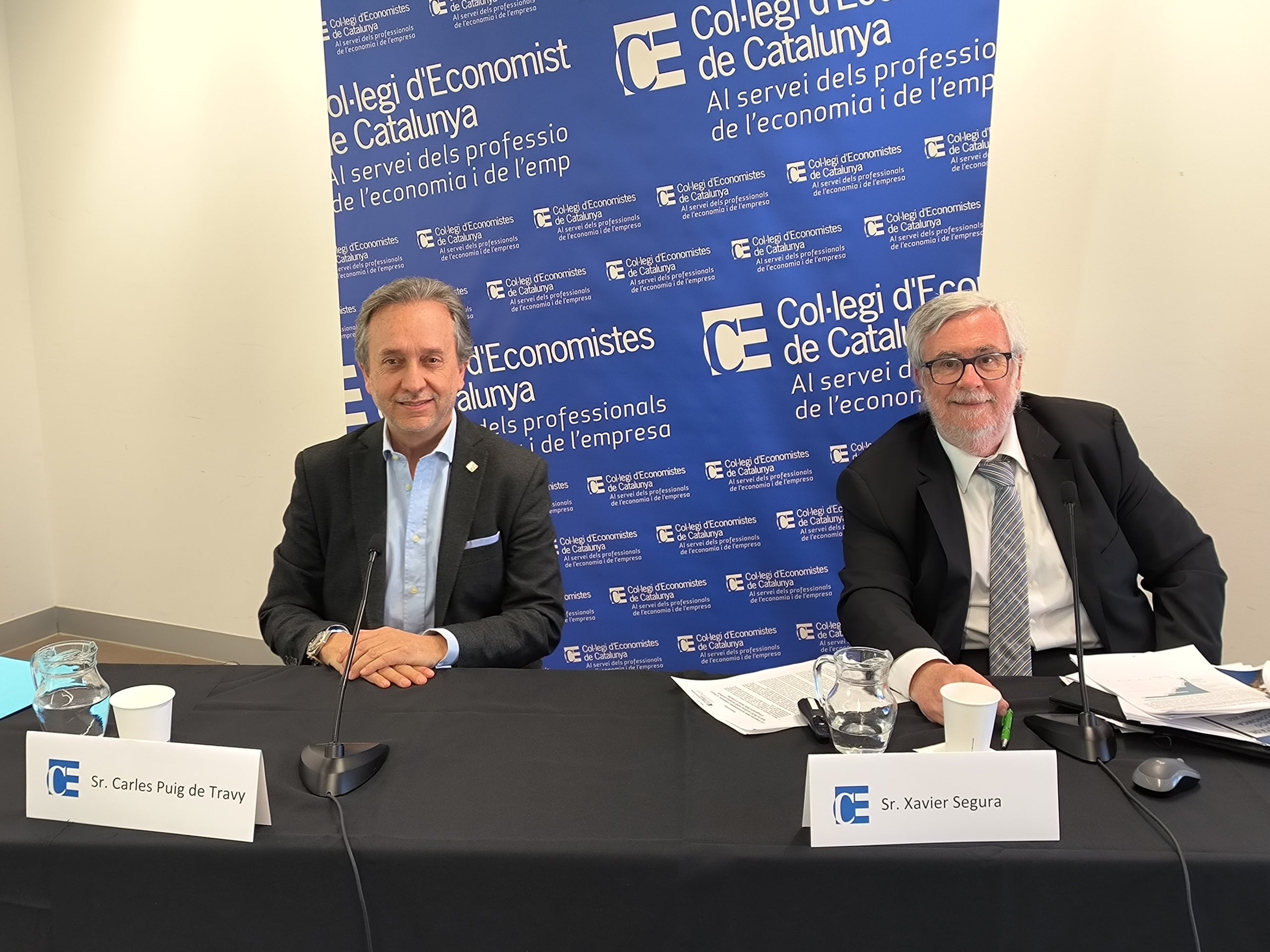 Imagen del Decano del Colegio de Economistas, Carles Puig de Travy y el responsable técnico de la Encuesta de Situación Económica del CIEGO Xavier Segura / Col·legi de Economistas