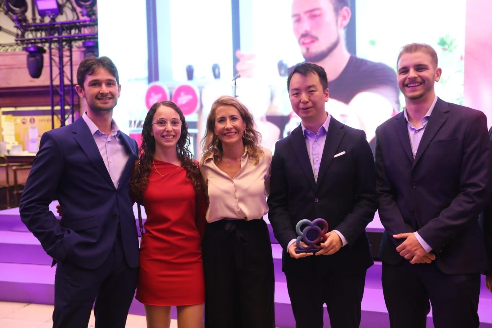 L'equip de Theker Robotics amb la ministra Raquel Sánchez / Theker Robotics