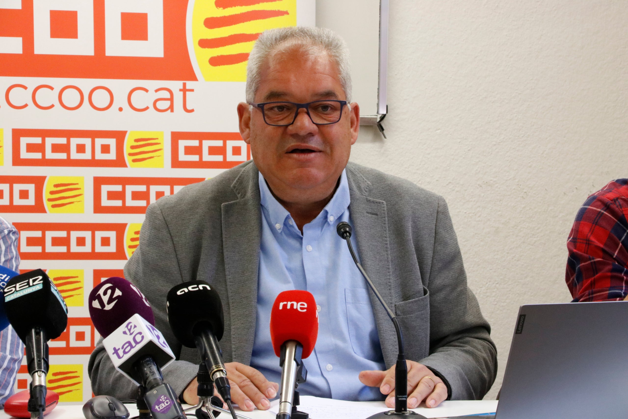 El secretari general de CCOO d'Indústria de Catalunya, José Antonio Hernández, durant la roda de premsa per explicar que el sindicat ha presentat 21 denúncies contra l'empresa / ACN