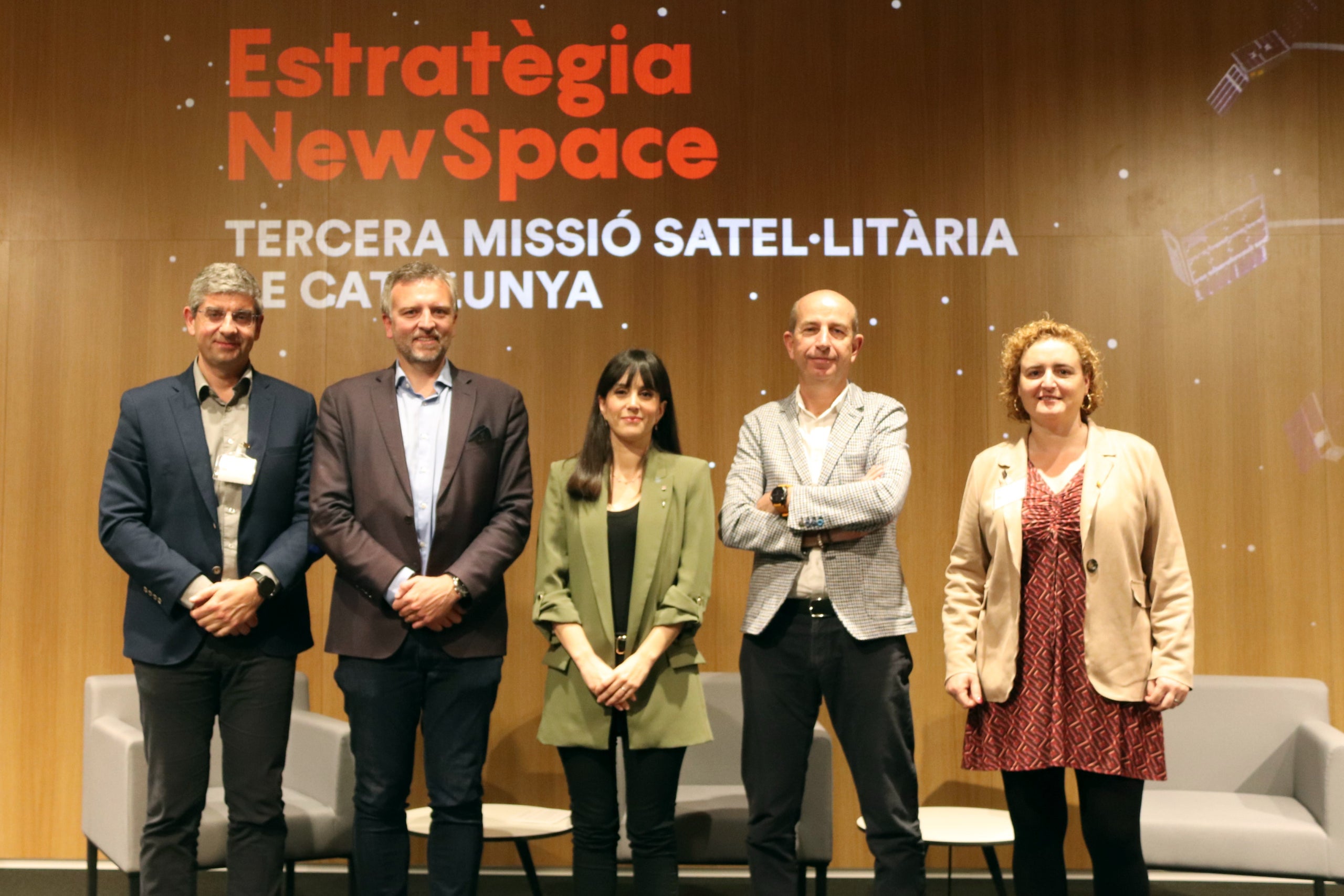 La secretària de Polítiques Digitals, Gina Tost; amb els responsables de les empreses que posaran en marxa el tercer nanosatèl·lit, el Minairó / ACN