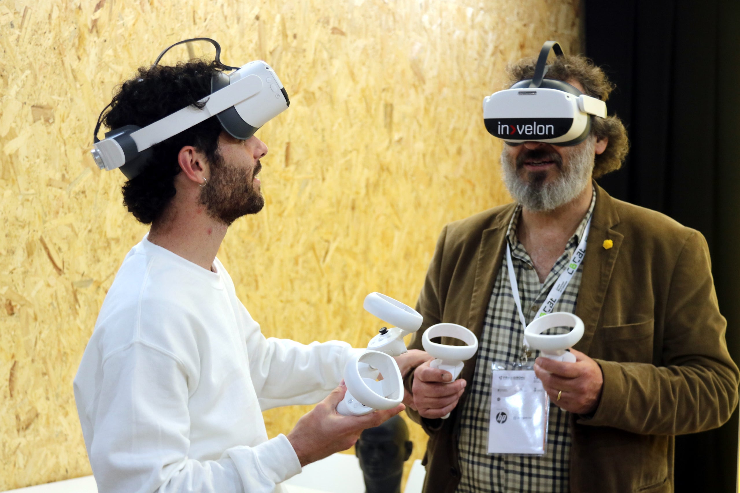 Imatge de dues persones amb unes ulleres de realitat virtual / ACN