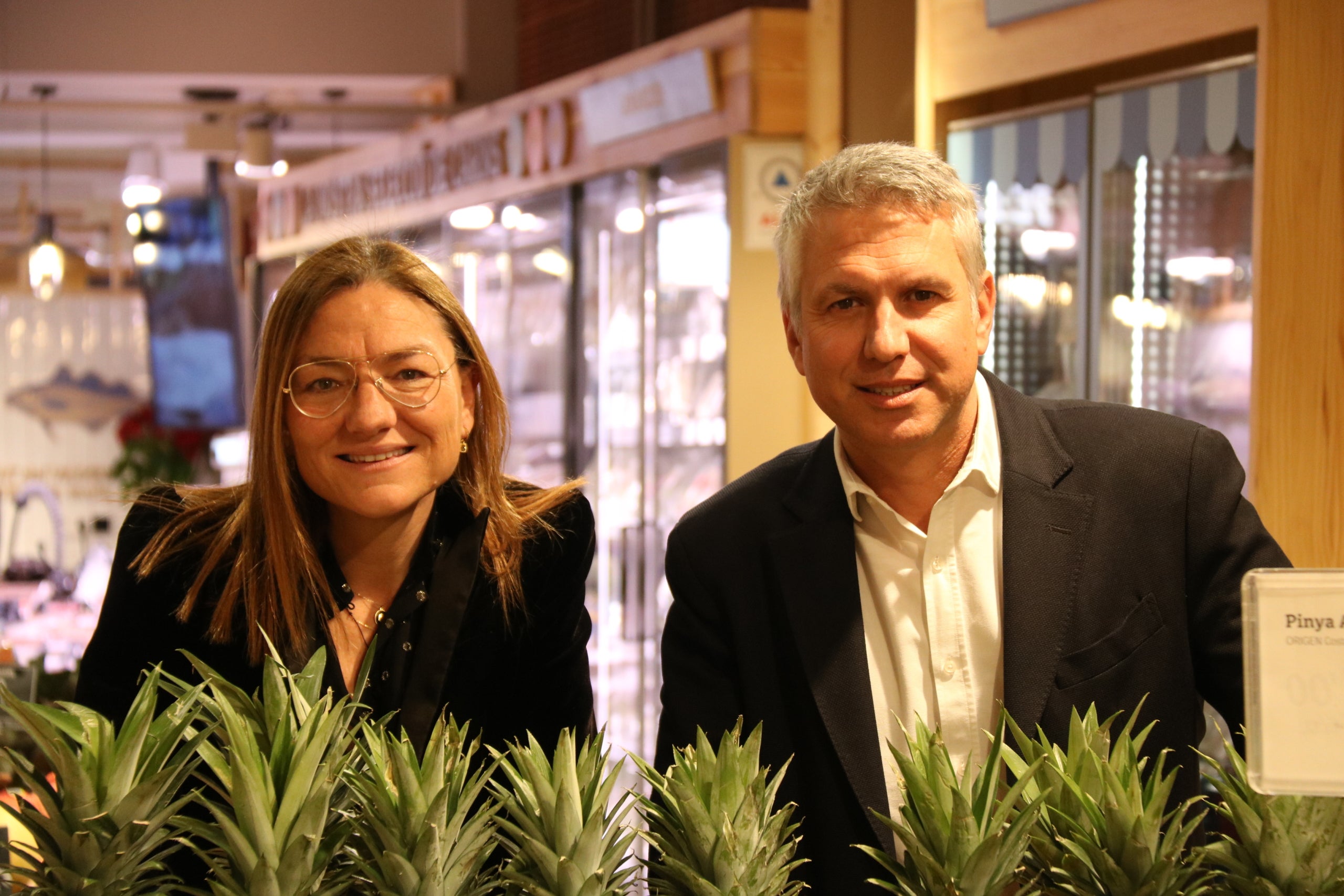 La directora de finançament europeu i afers públics, sostenibilitat i RSC d'Ametller Origen, Marta Angerri i el conseller delegat i cofundador d'Ametller Origen, Josep Ametller, en un supermercat de l'empresa a Barcelona / ACN
