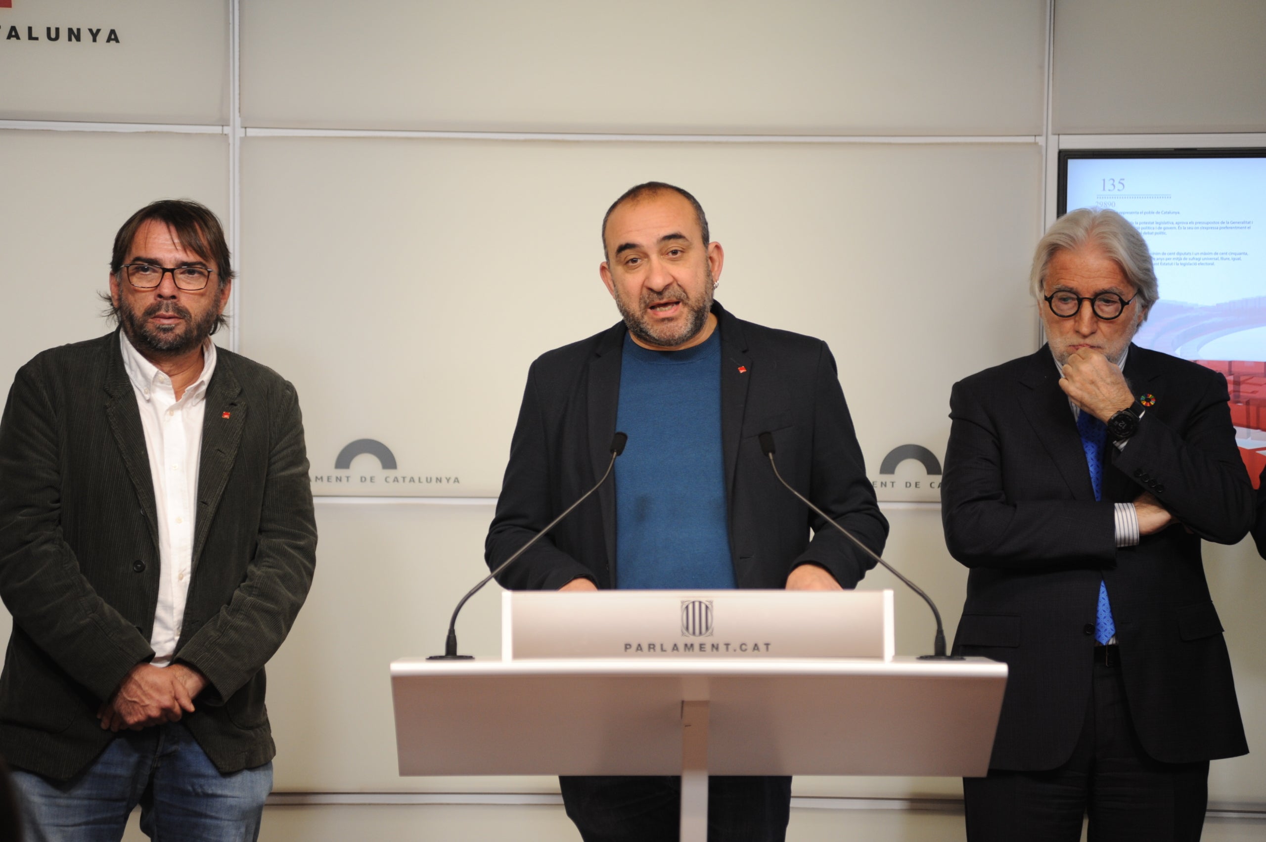 Imatge d'arxiu dels secretaris generals de CCOO i UGT Catalunya, Javier Pacheco i Camil Ros, al costat del president de Foment, Josep Sánchez Llibre, al Parlament / Alberto Paredes - Europa Press