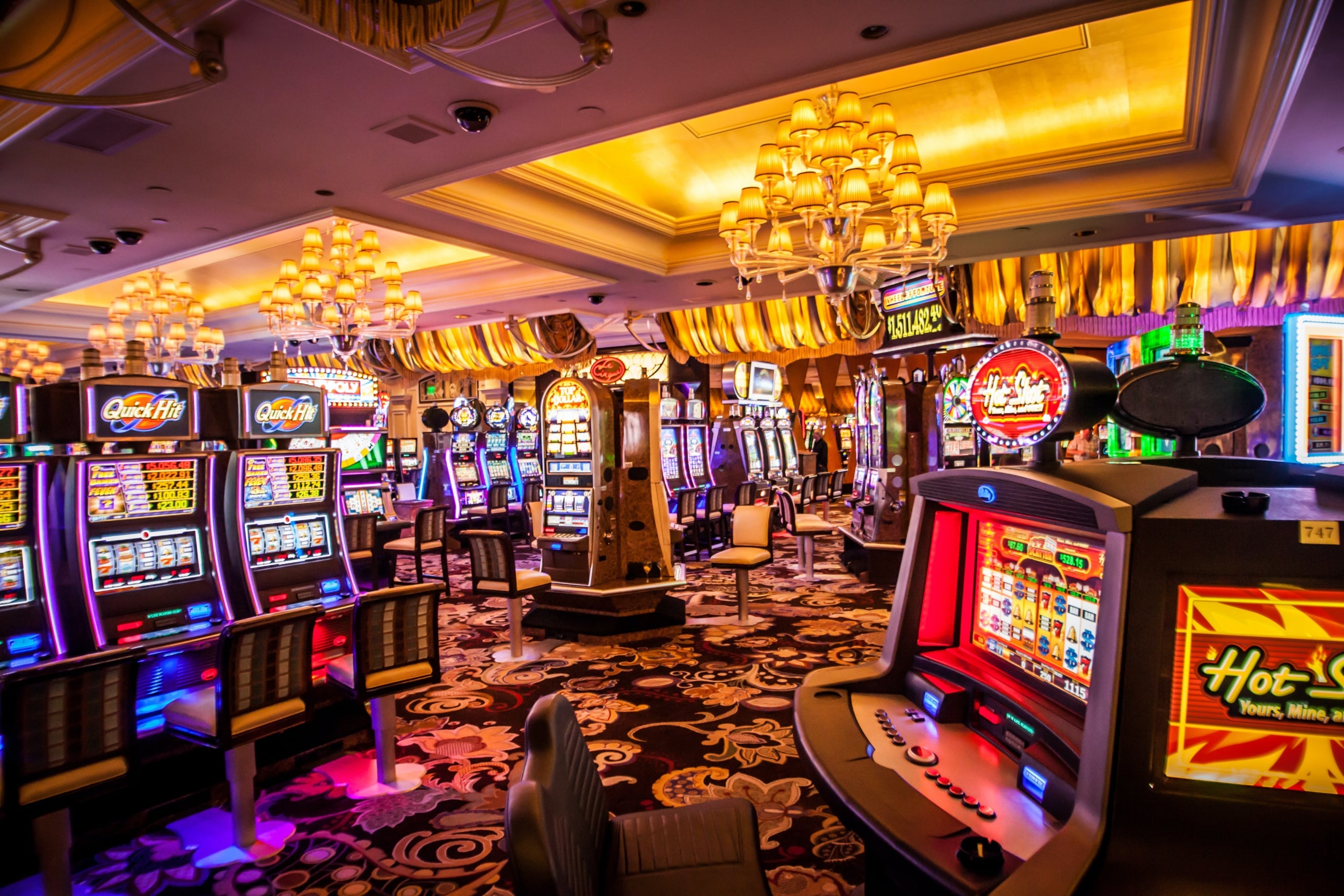 Imatge d'arxiu de l'interior d'un casino / Unsplash - Kvnga