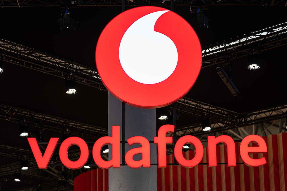 El logo de Vodafone a l'estand del MWC23 / ACN