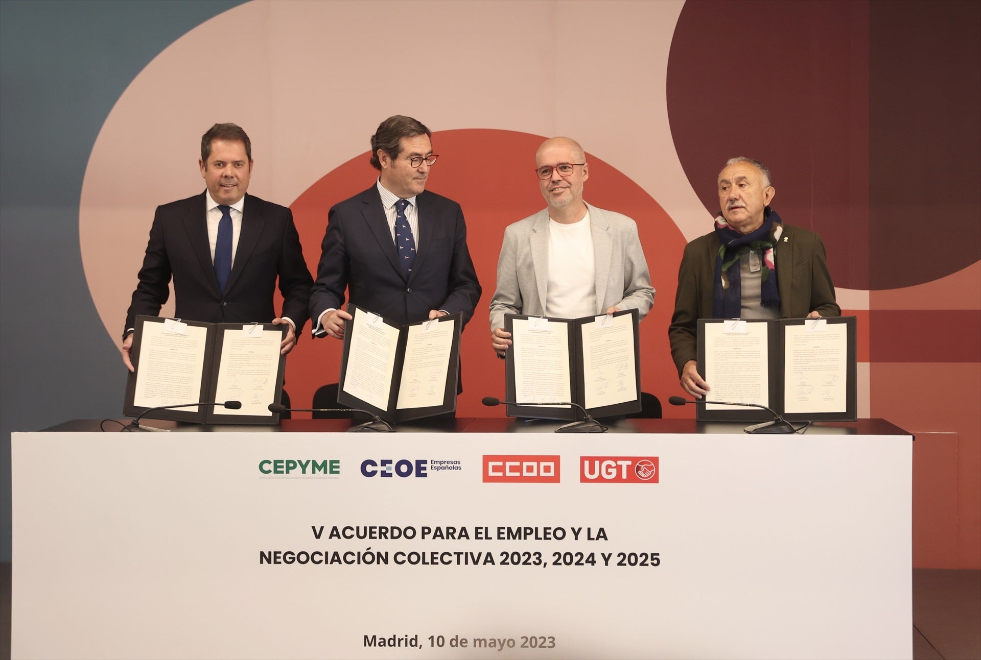 Els líders de la UGT, CCOO i les patronals espanyoles durant la firma del cincquè AENC / EP