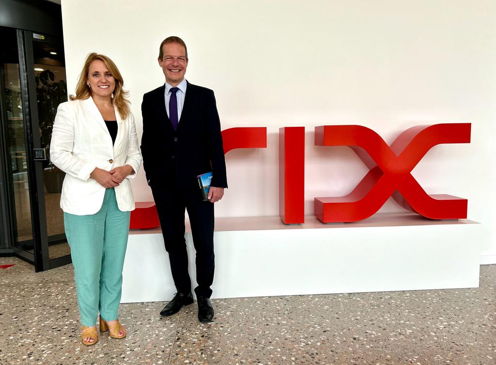 La consejera de economía Natàla Mas Tiza con el Chief Risk Officer de Six Group, Jochen Durr / Generalitat de Catalunya