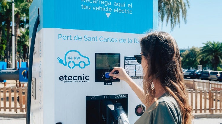 Un carregador d'Etecnic al port de Sant Carles de la Ràpita / Acció