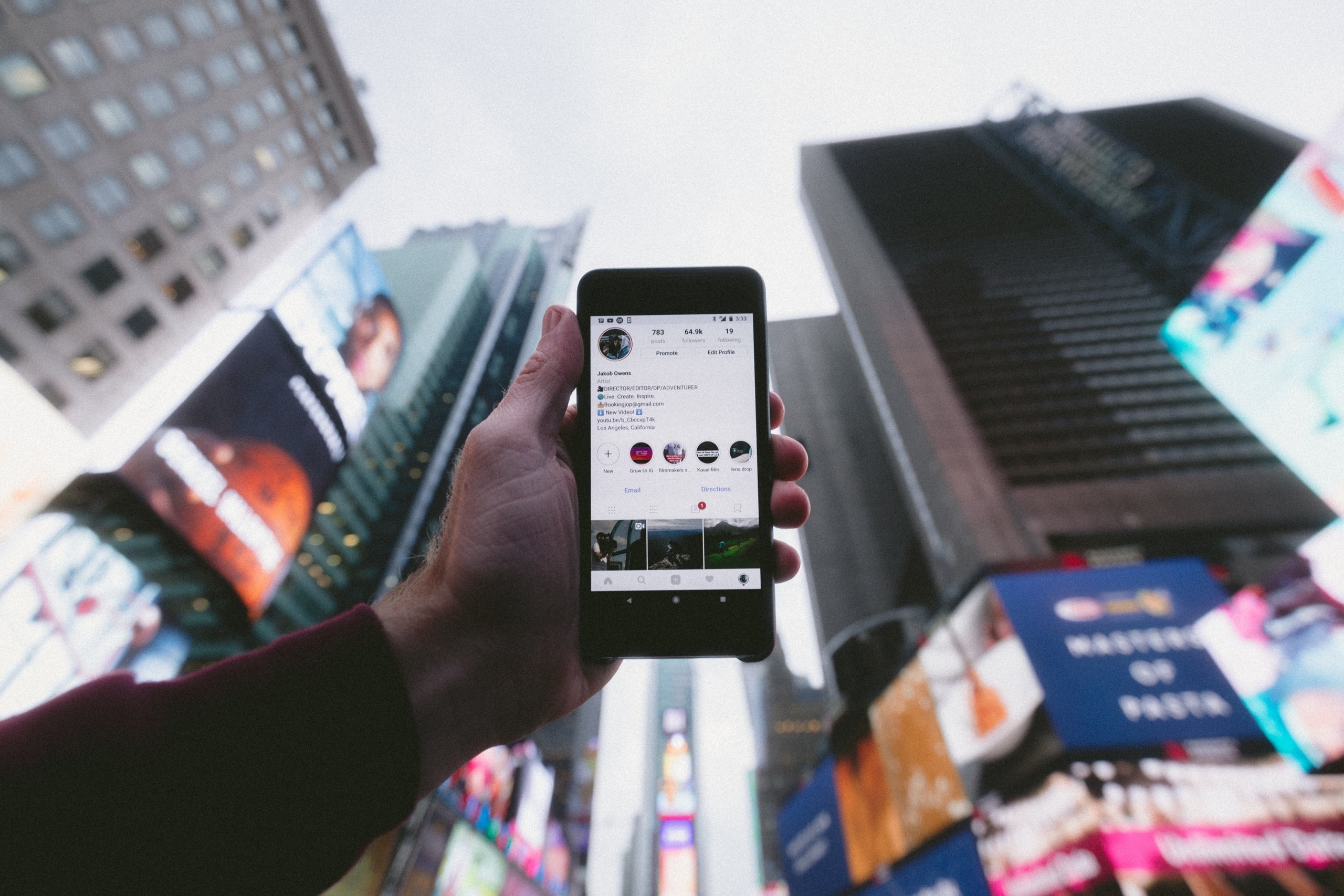 Imatge d'una persona subjectant un telèfon mòbil / Jakob Owens - Unsplash