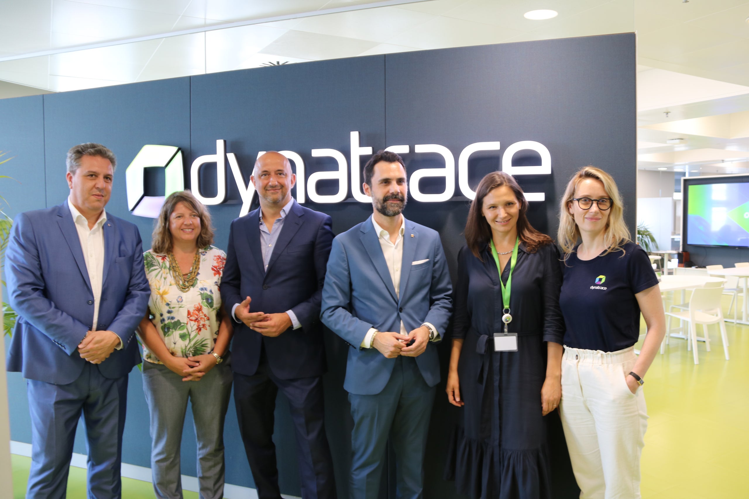 Imatge del conseller d'Empresa, Roger Torrent, amb els directius Dynatrace / Departament d'Empresa i Treball