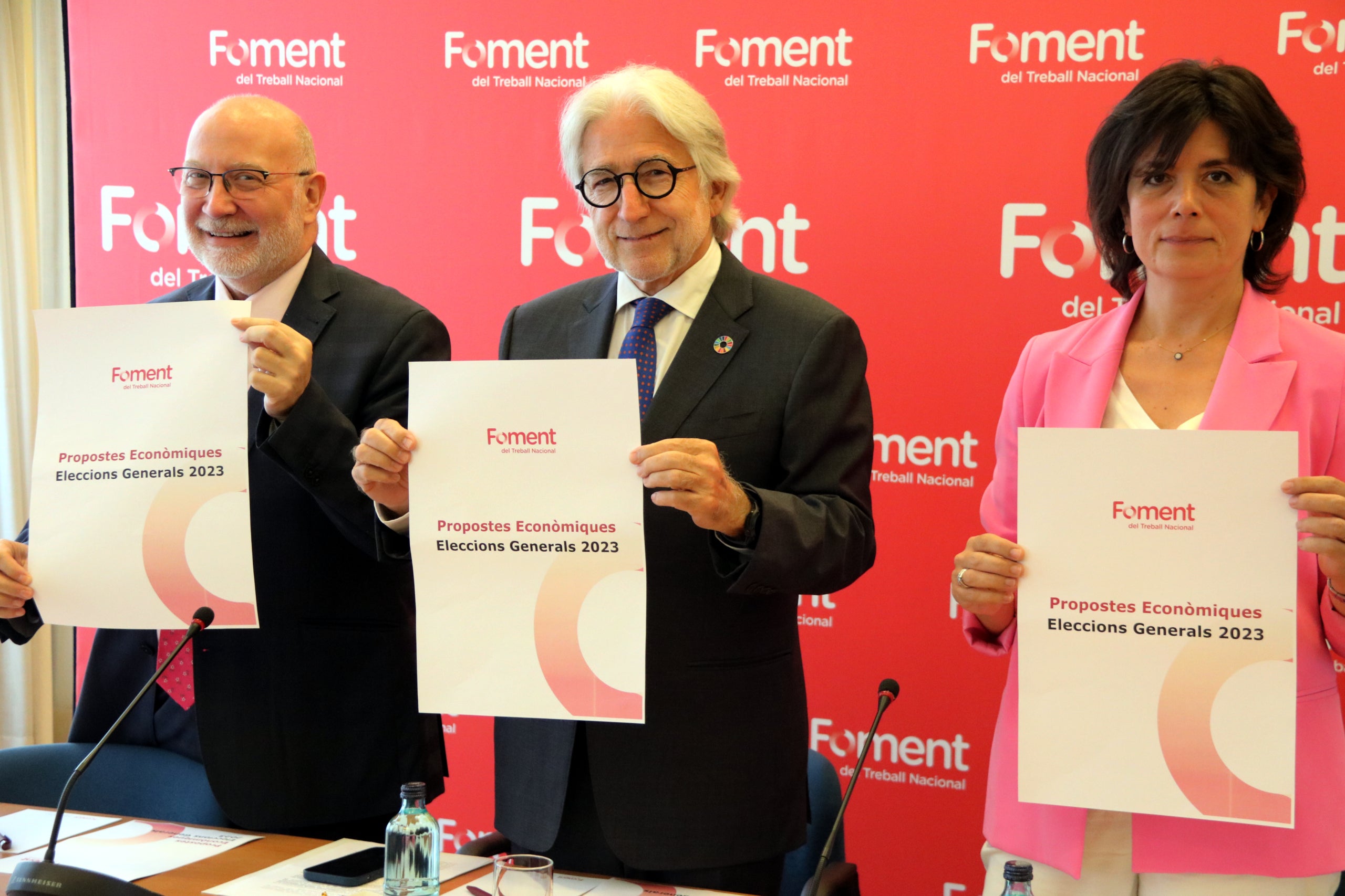 Sánchez Llibre acompanyat del cap d'estudis econòmics de Foment Salvador Guillermo i la representant a les Corts de la patronal, Montse Surroca / EP