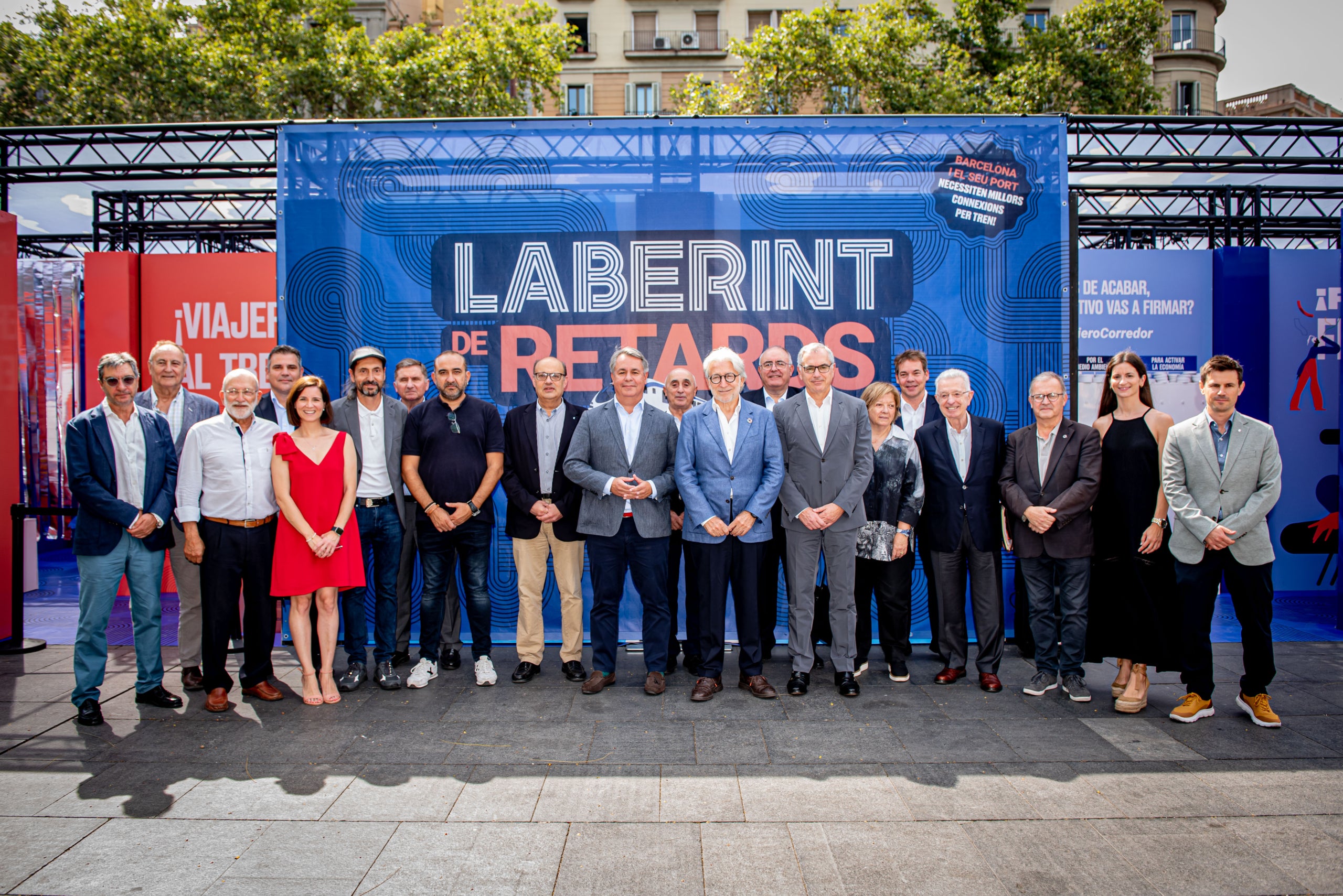 Imatge grupal de la inauguració del ‘Laberint dels retards’ a Barcelona / AVE