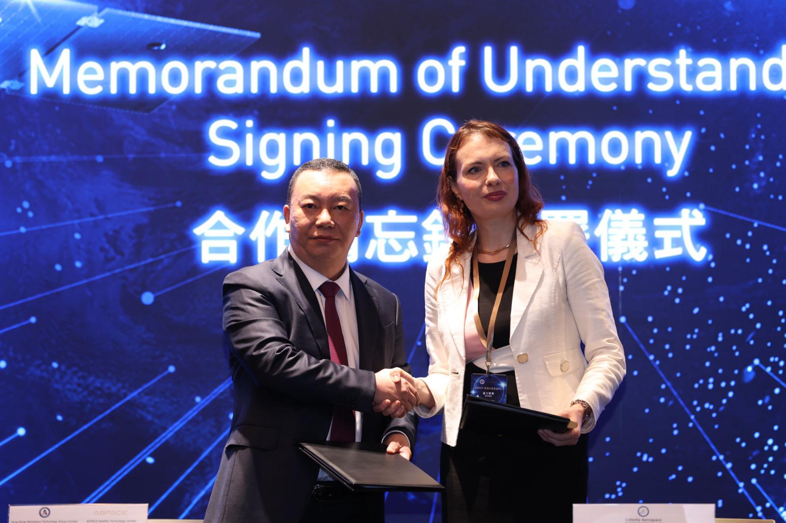 Imatge de la CEO i presidenta de Celestia, Glòria Garcia-Cuadrado i el president d'ASPACE, Sun Fengquan, firmant el nou acord de col·laboració