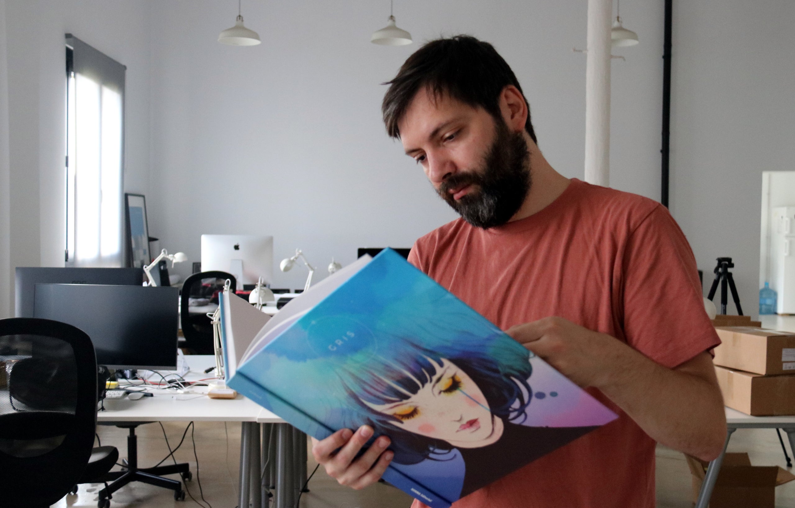 Conrad Roset amb un llibre d'il·lustracions de 'Gris' / ACN