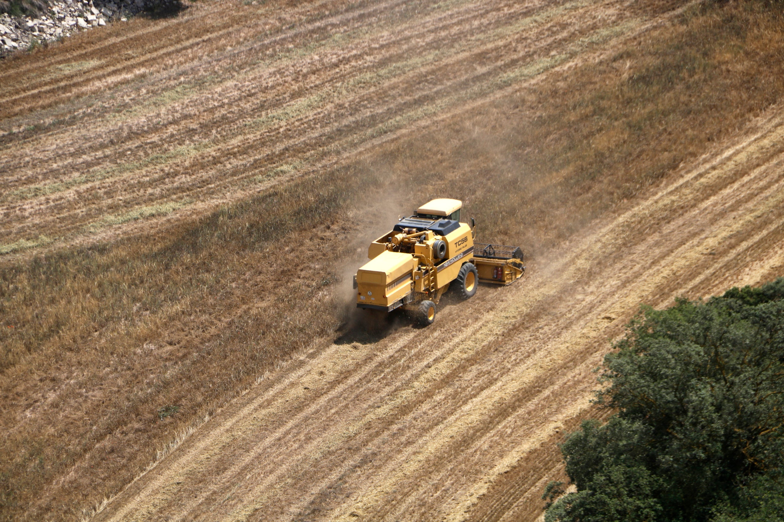 Imatge d'un tractor sembrant un camp / ACN