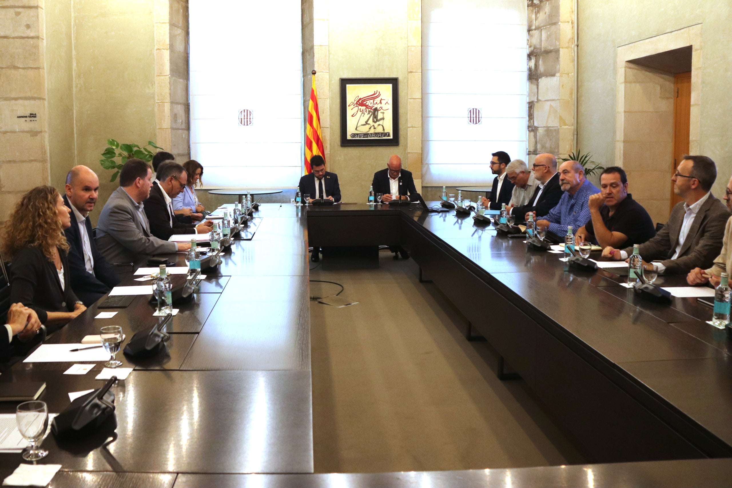 El president Aragonès amb el conseller David Mascort durant la reunió amb els agents del sector energètic / ACN