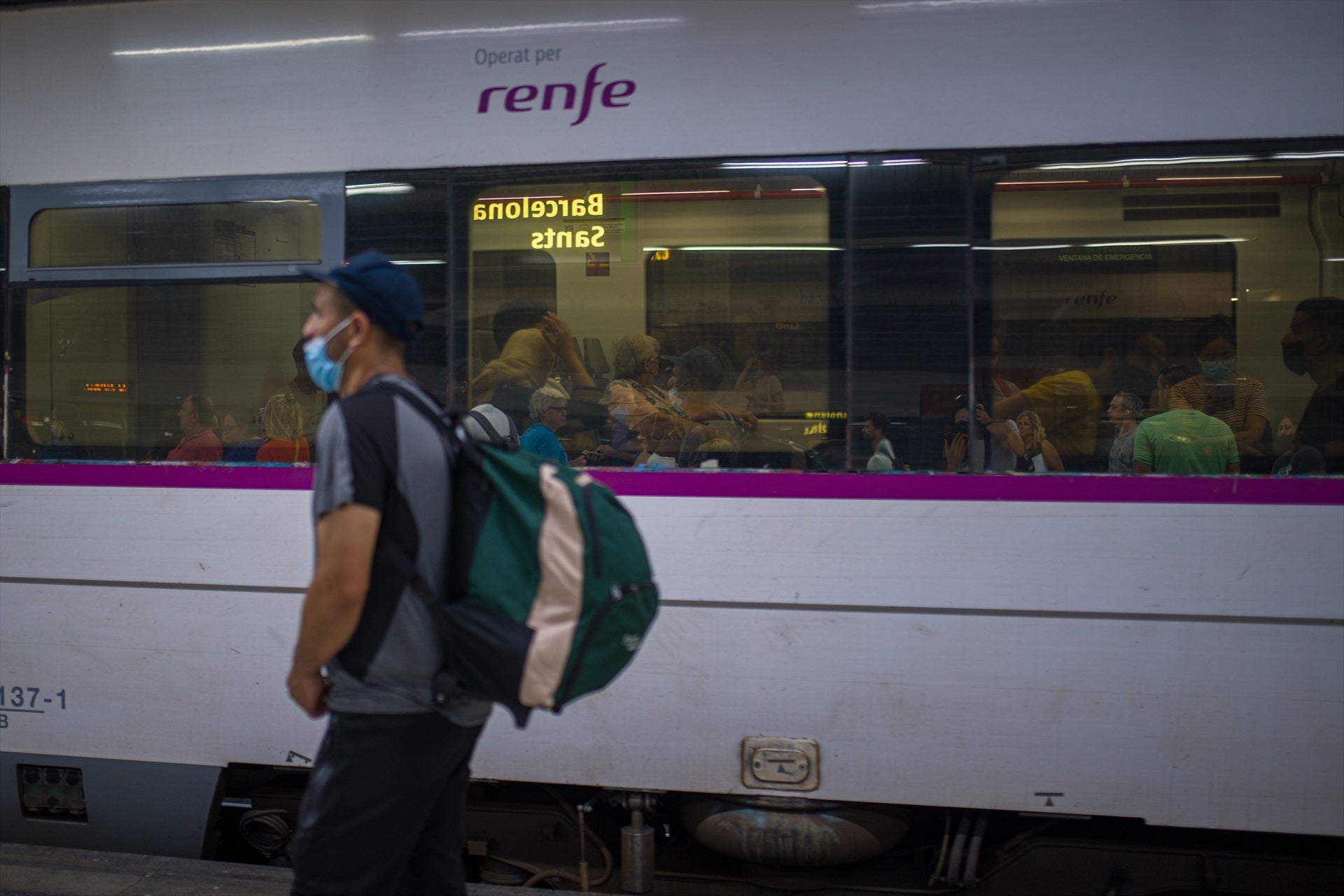Un tren de Renfe aparcat a l'Estació de Sants, a Barcelona / EP