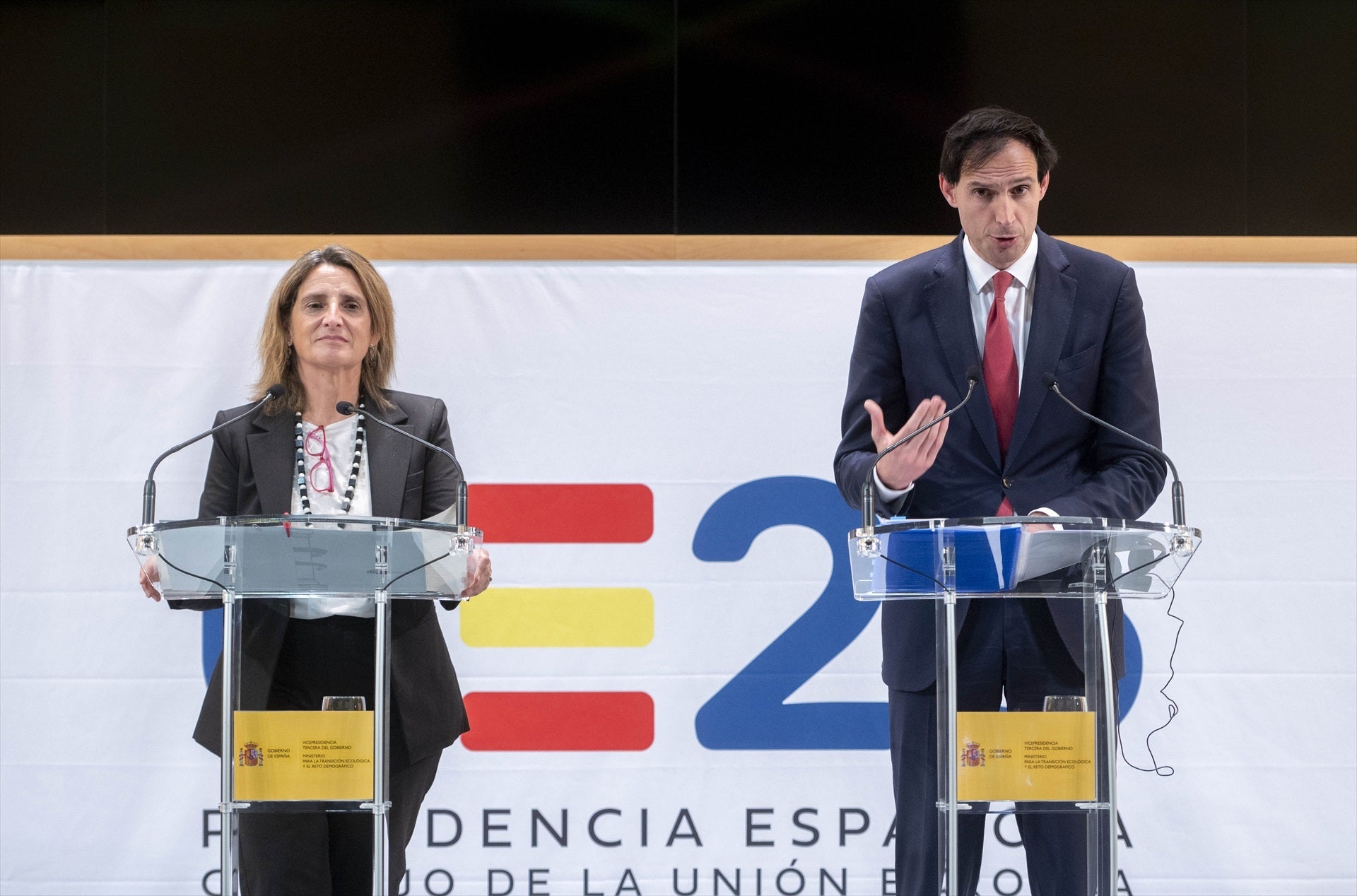 La ministra de Transició Ecològica Teresa Ribera amb el comissari europeu d'acció ple clima, Wopke Hoekstra / EP