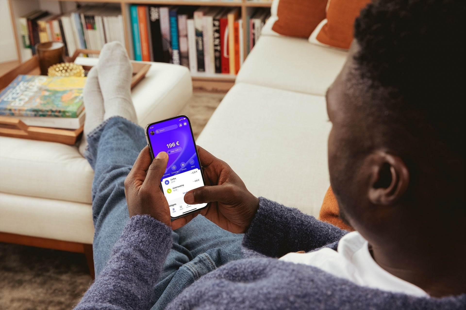 Un home consultant l'aplicació de Revolut / Revolut