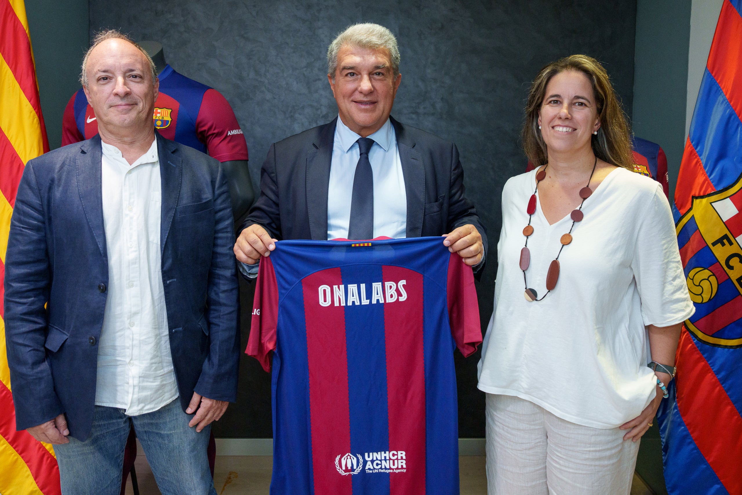 Imatge dels fundadors d'Onalabs, Elisabet de la Valle i Xavier Muñoz, al costat del president del Barça, Joan Laporta / Onalabs