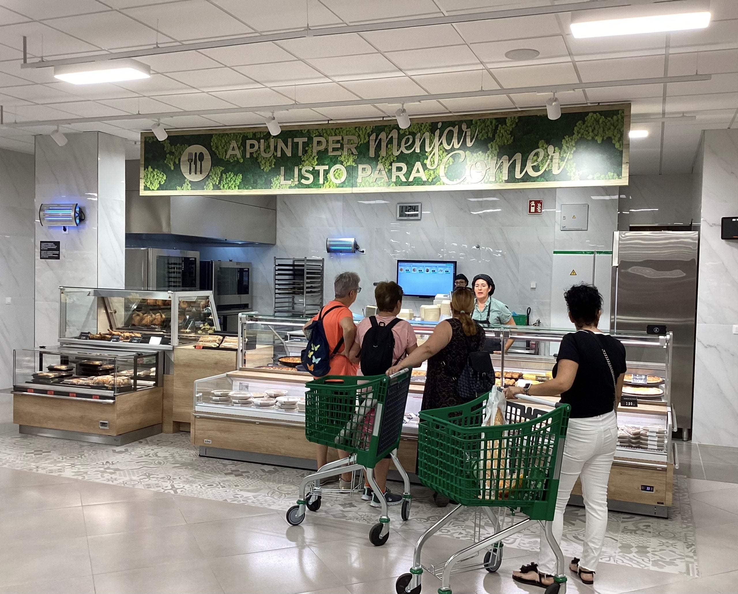 Secció A punt per menjar del supermercat Mercadona que obre avui a l'avinguda Salou al municipi de Reus / Mercadona