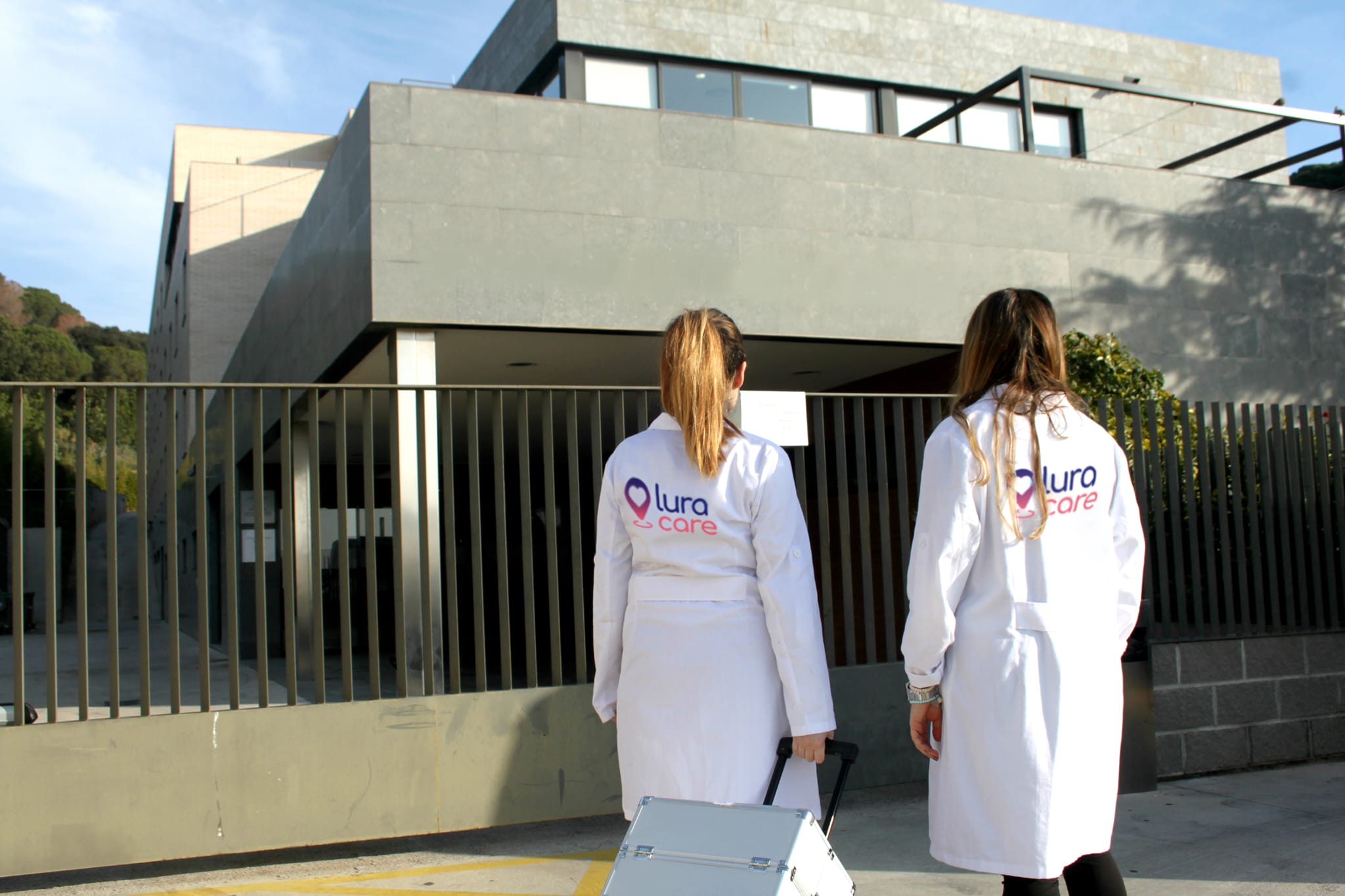 Imatge d'arxiu de dues treballadores de Lura Care / Lura Care