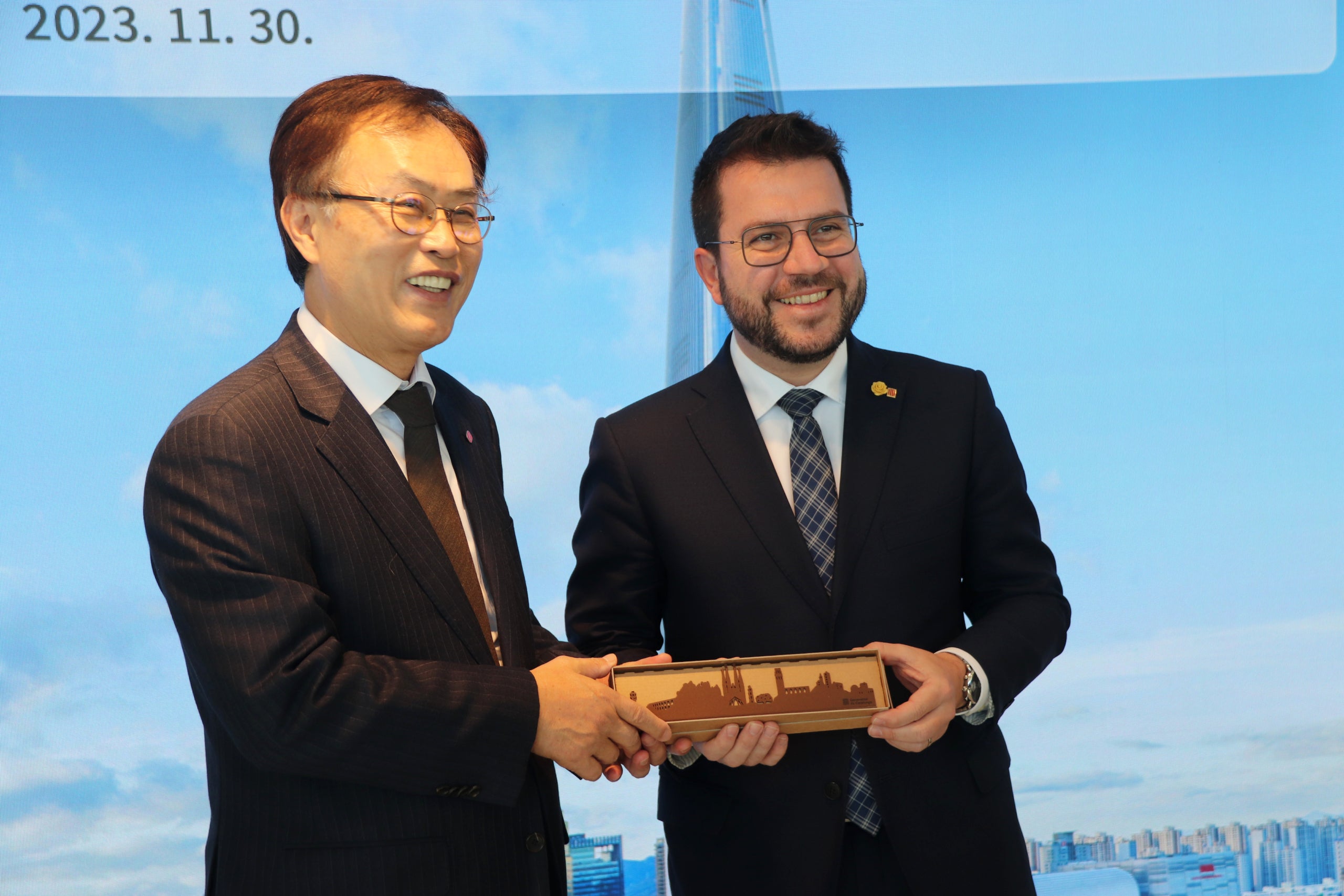 El president de la Generalitat, Pere Aragonès, amb el president i CEO de la unitat de química de Lotte Energy Materials, Kim Gyo Hyun / ACN