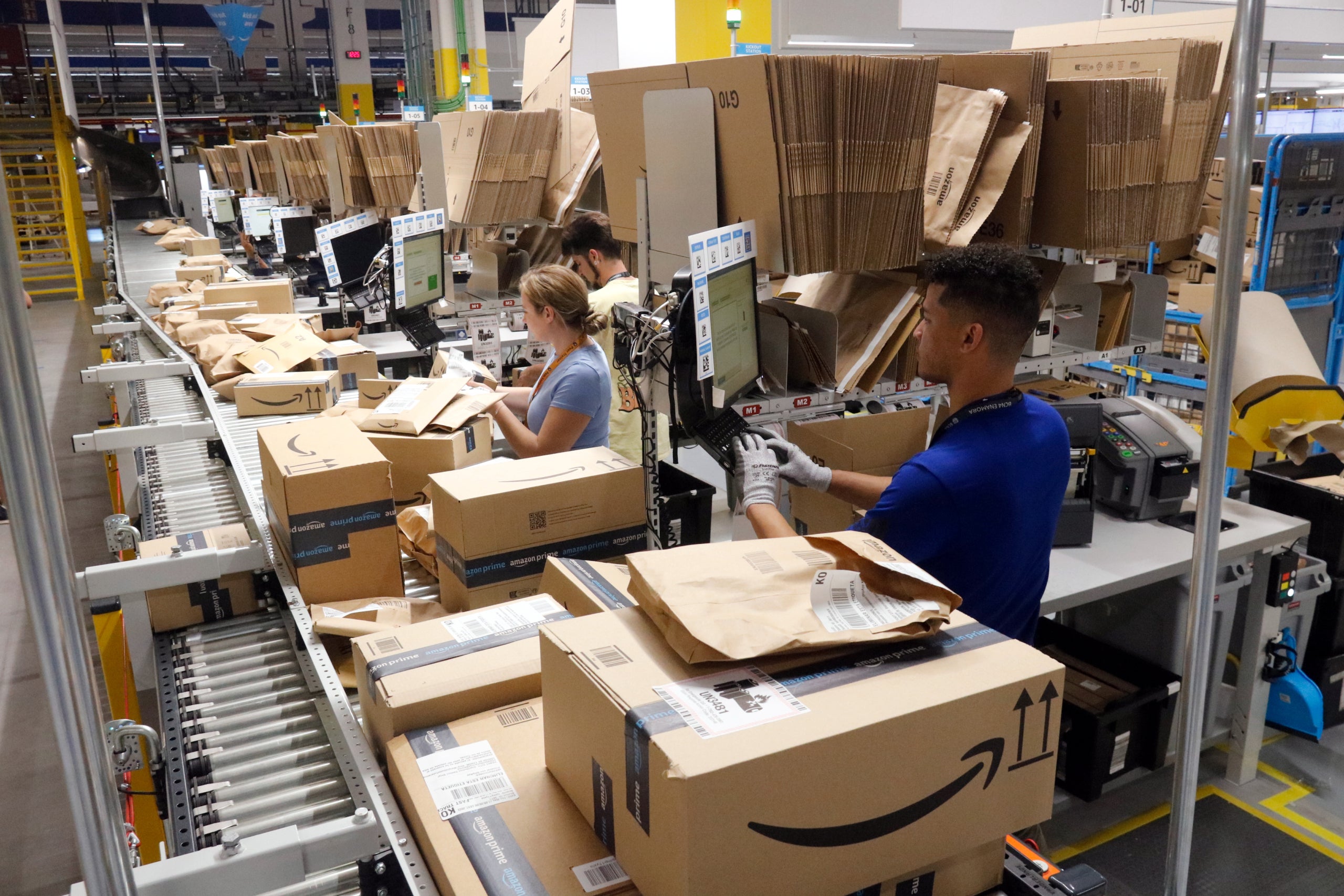 Treballadors del centre logístic d'Amazon al Far d'Empordà preparant comandes / ACN