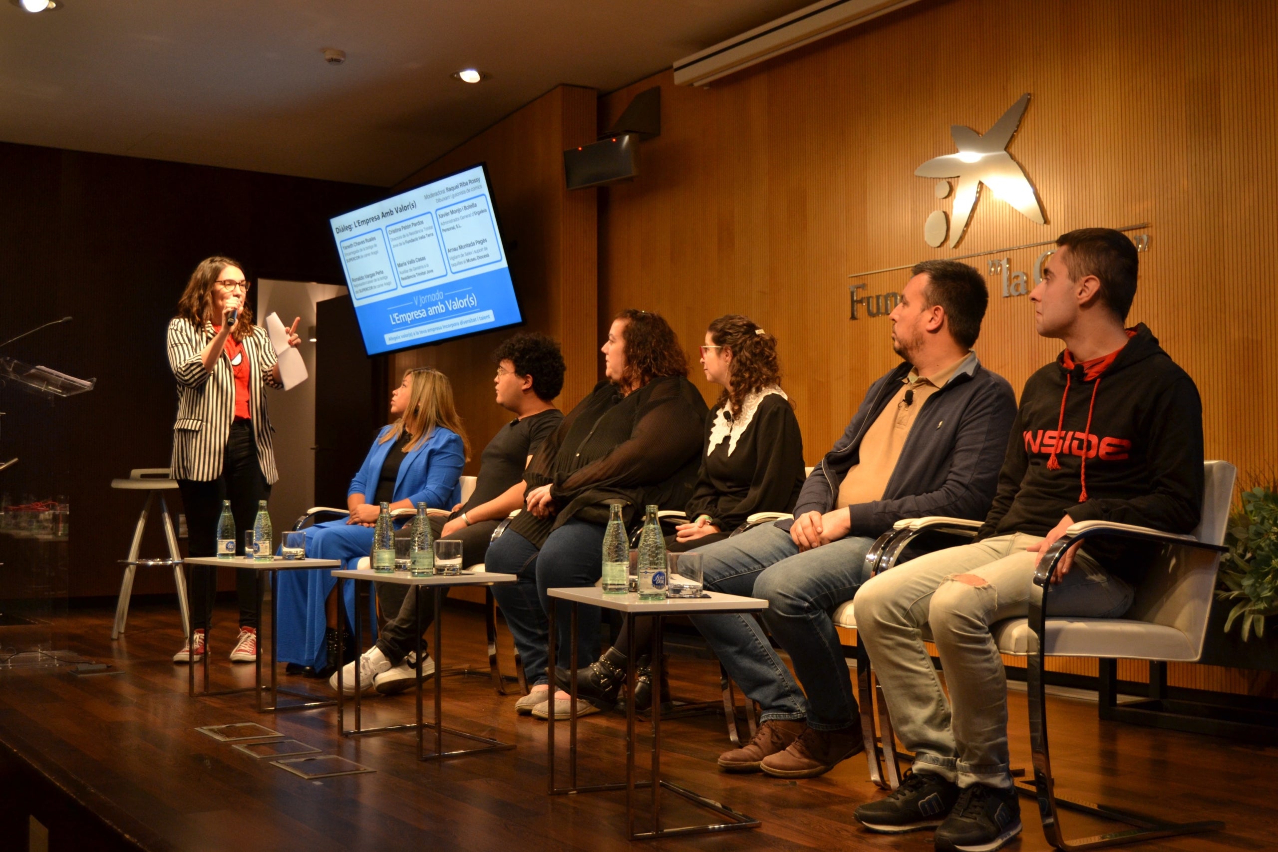 Una taula rodona amb usuaris d'Acidh i els seus referents d'empresa durant la V Jornada Empresa amb Valors / Acidh