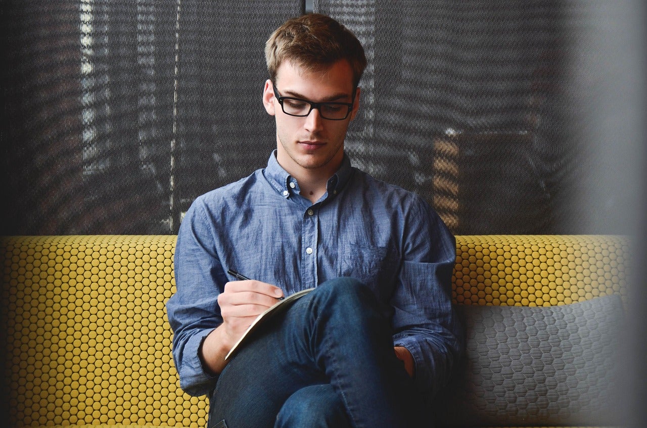 Imagen de un hombre trabajando / StartupStockPhotos - Pixabay