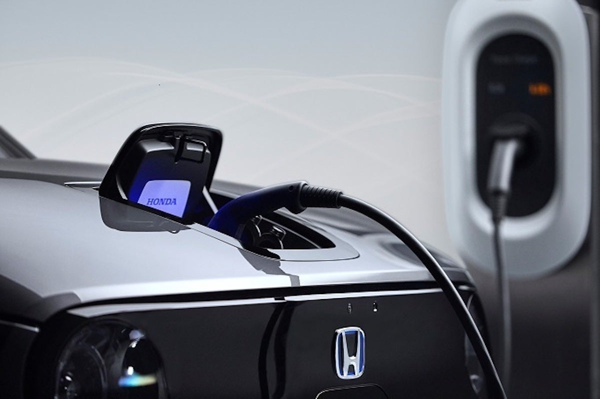 Un carregador endollat a una bateria elèctrica d'un cotxe / EP