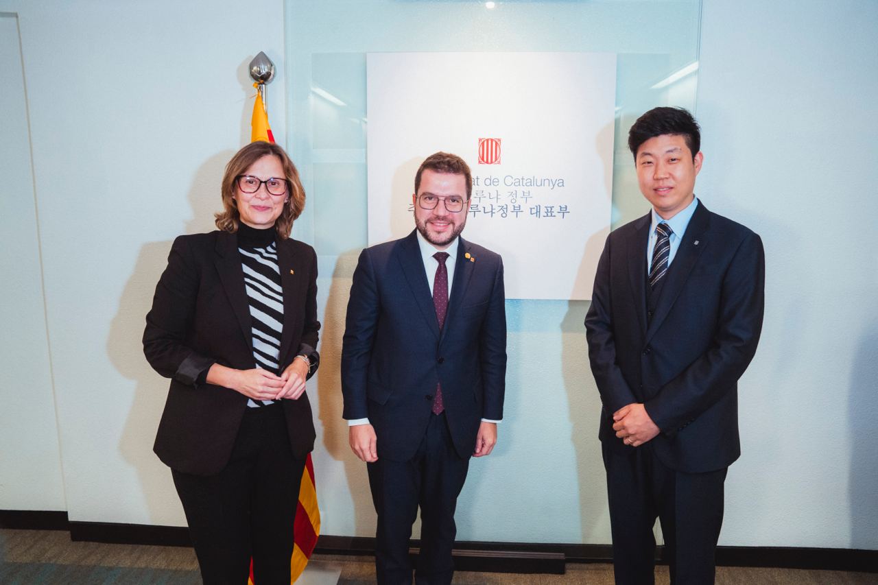 El president de la Generalitat, Pere Aragonès, amb la consellera d’Acció Exterior i Unió Europea, Meritxell Serret i el delegat del Govern a la República de Corea, Jaeyeok Yoon Kang / Departament d'Acció Exterior i Unió Europea