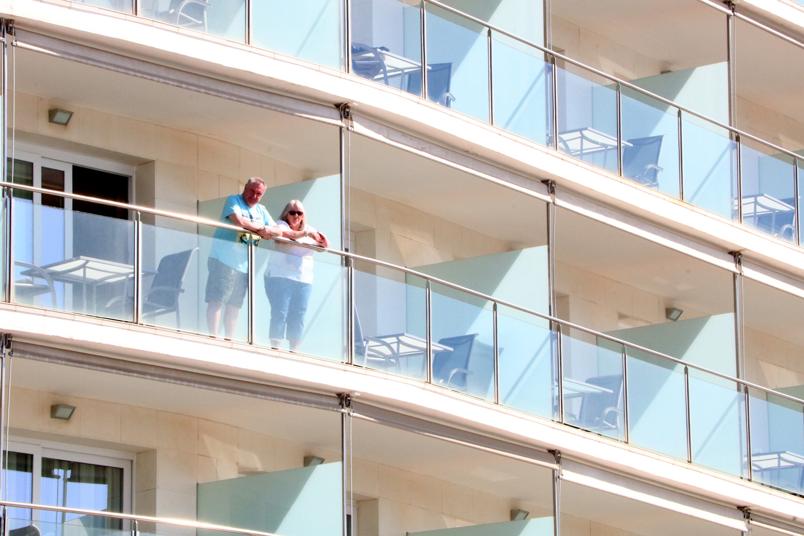 Dues persones en un balcó d'un hotel a Sitges / ACN