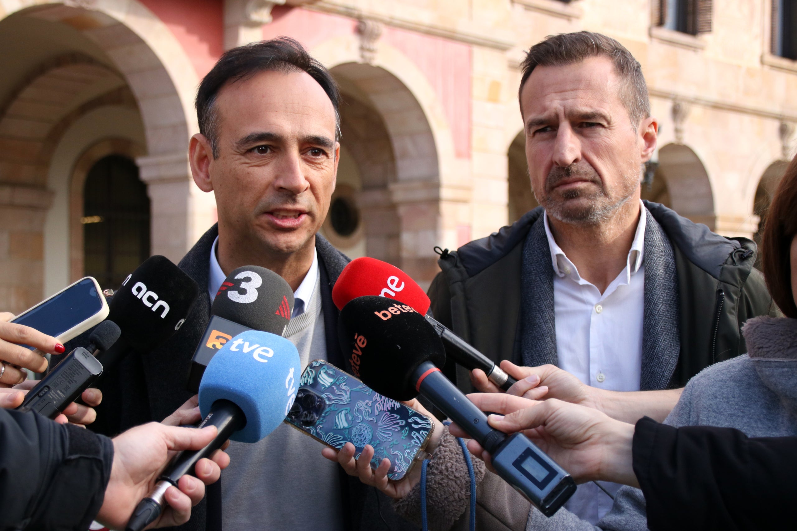 Els presidents d'Apartur, Enrique Alcàntara, i Federatur, David Riba, a les portes del Parlament / ACN