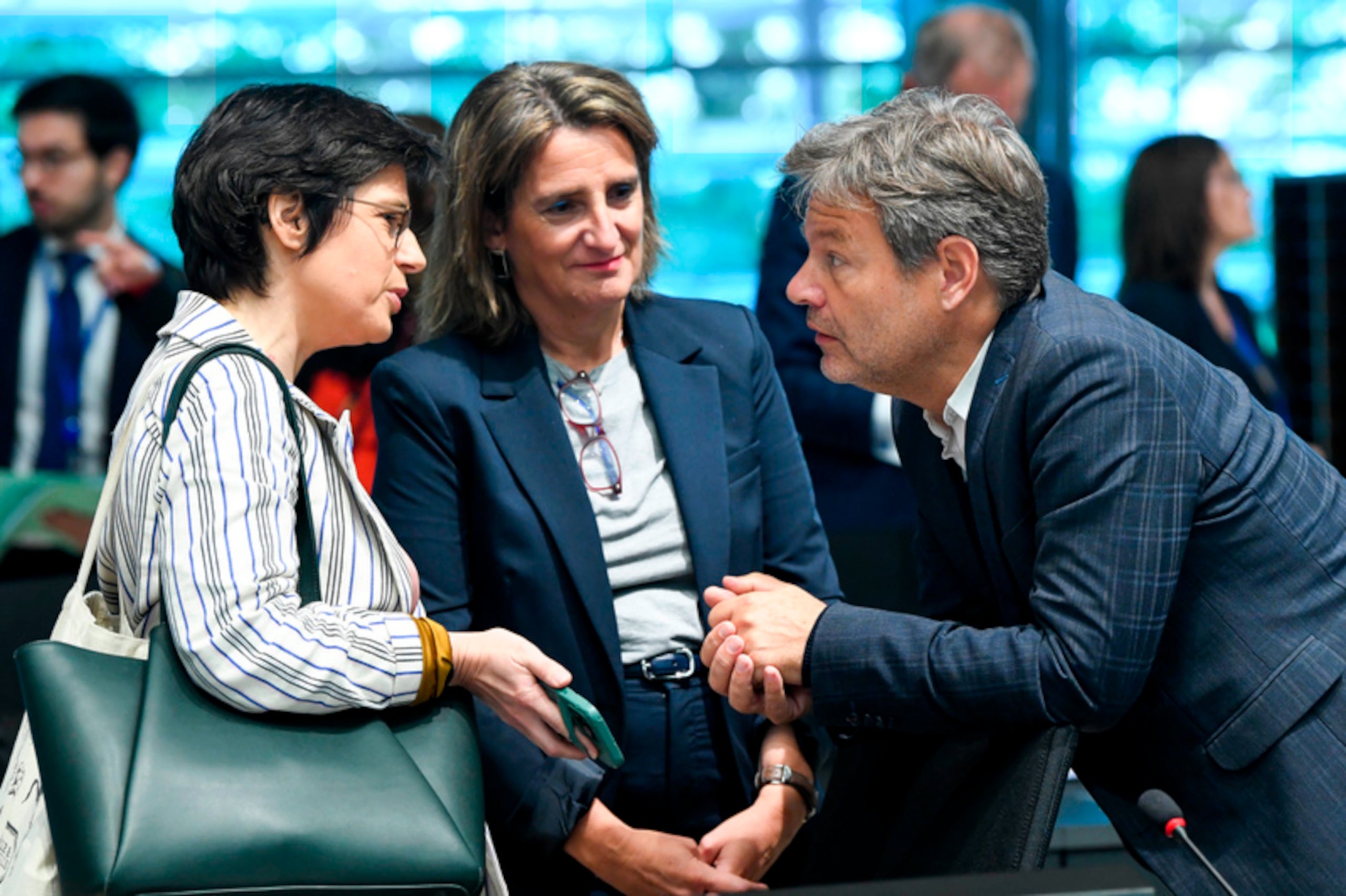 La ministra d'Energia de Bèlgica, Tinne Van der Straeten; la vicepresidenta tercera del govern espanyol, Teresa Ribera, i el ministre d'Acció Climàtica d'Alemanya, Robert Habeck, durant una reunió del Consell d'Energia / ACN