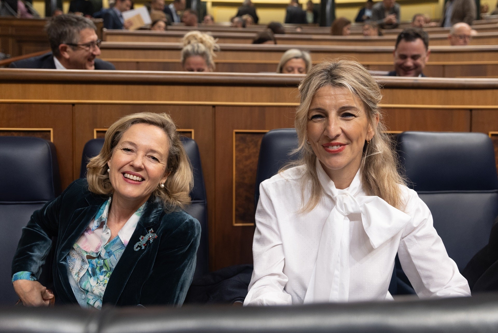 La vicepresidenta primera i ministra d'Economia, Nadia Calviño, juntament amb la vicepresidenta segona i ministra de Treball, Yolanda díaz, en una sessió de control al Congrés / Eduardo Parra - Europa Press